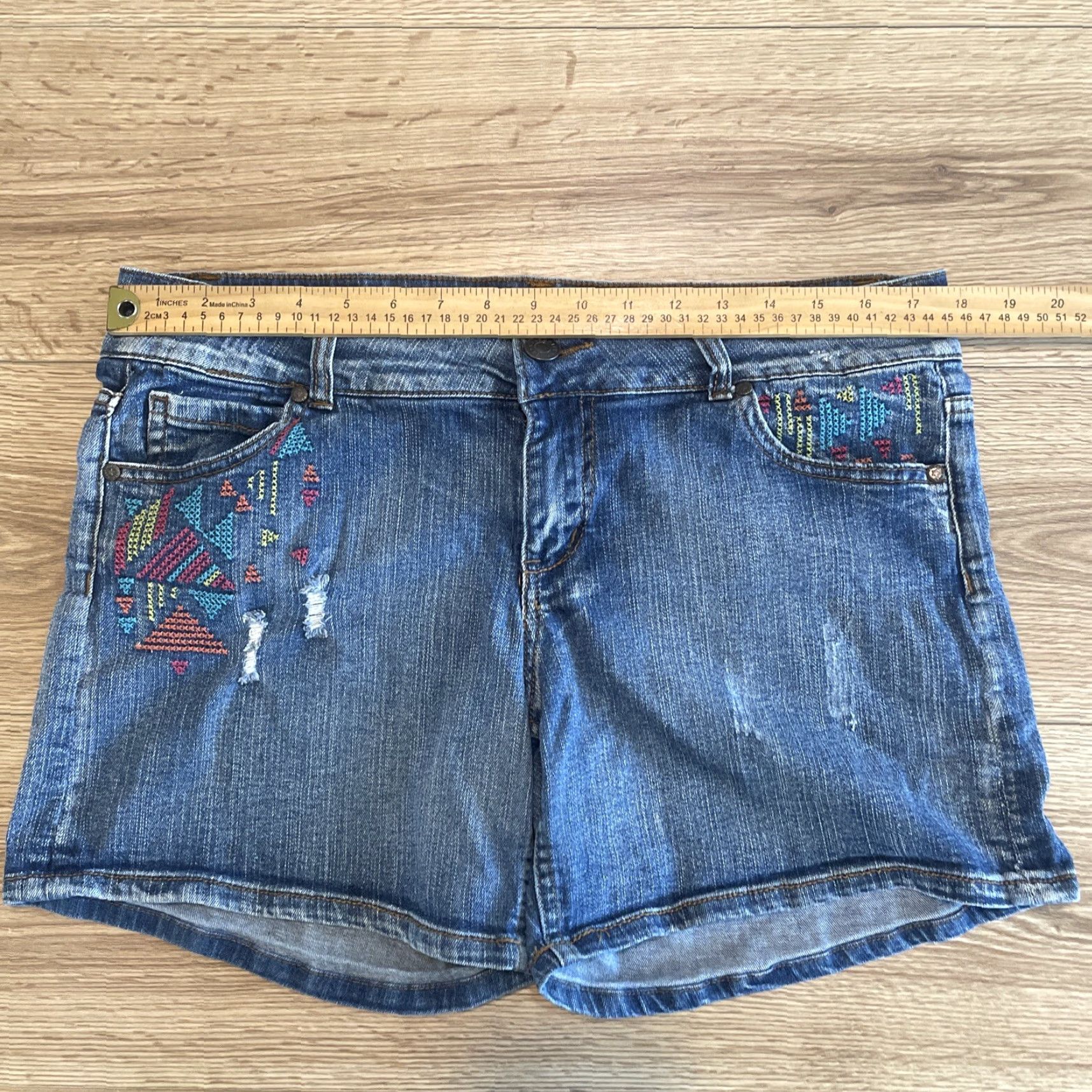 Vintage CELEBRITY PINK Distressed Embroidered Boyfriend Jean Shorts Size 15 Juniors Blue Womens Size 36" / US 14 / IT 50 - 3 Thumbnail