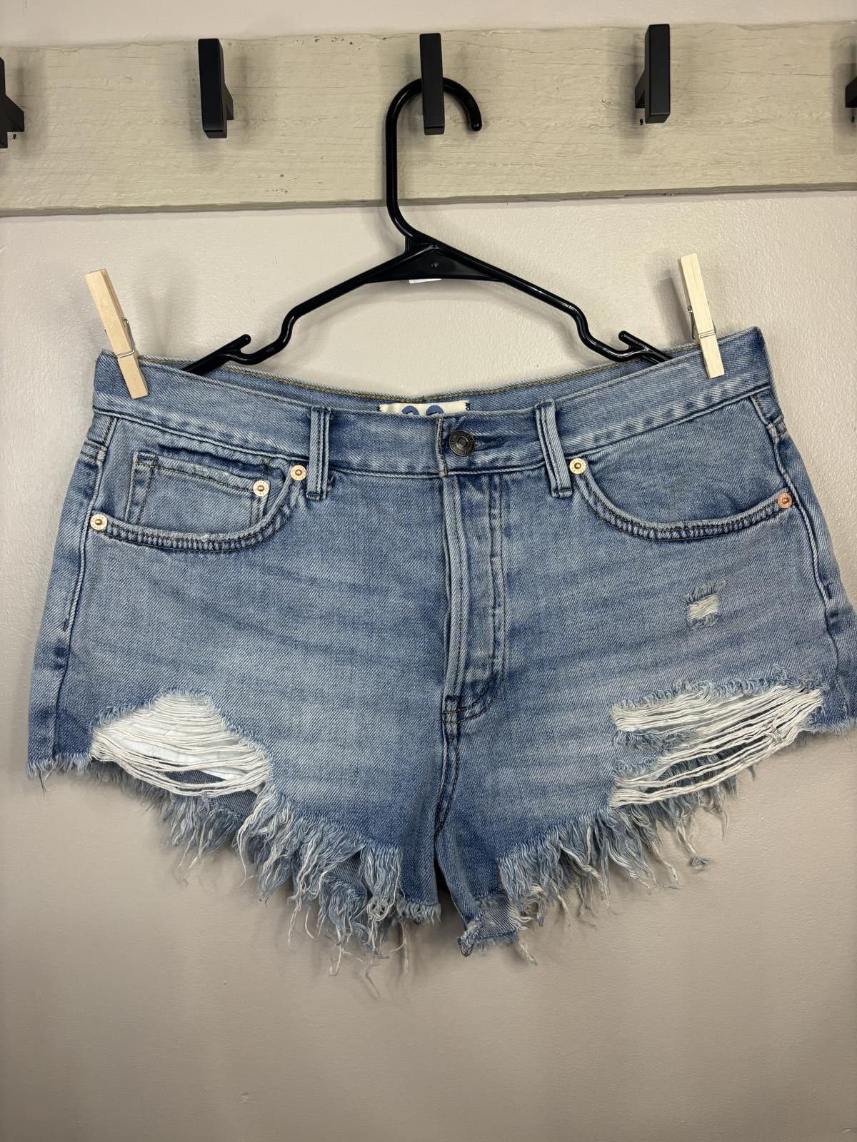 Designer NWOT We The Free Distressed High-Waisted Denim Shorts Size 28" / US 6 / IT 42 - 1 Thumbnail