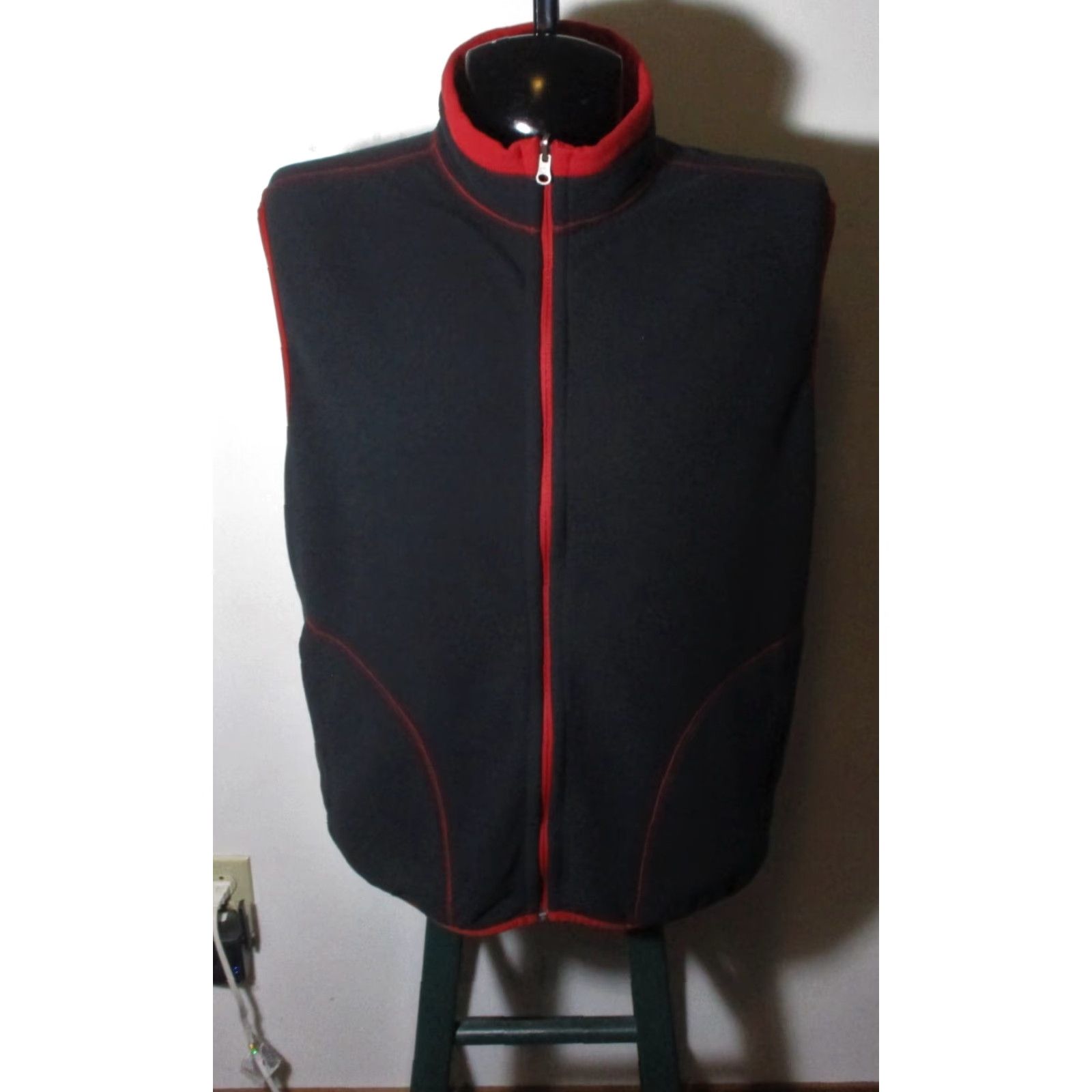 Vintage L.L. Bean Black & Red Full Zip Fleece Reversible Vest Men’s Size L Vest, Full Zip, Reversible, Fleece, Black & Red, Size L, Men Size US L / EU 52-54 / 3 - 2 Thumbnail