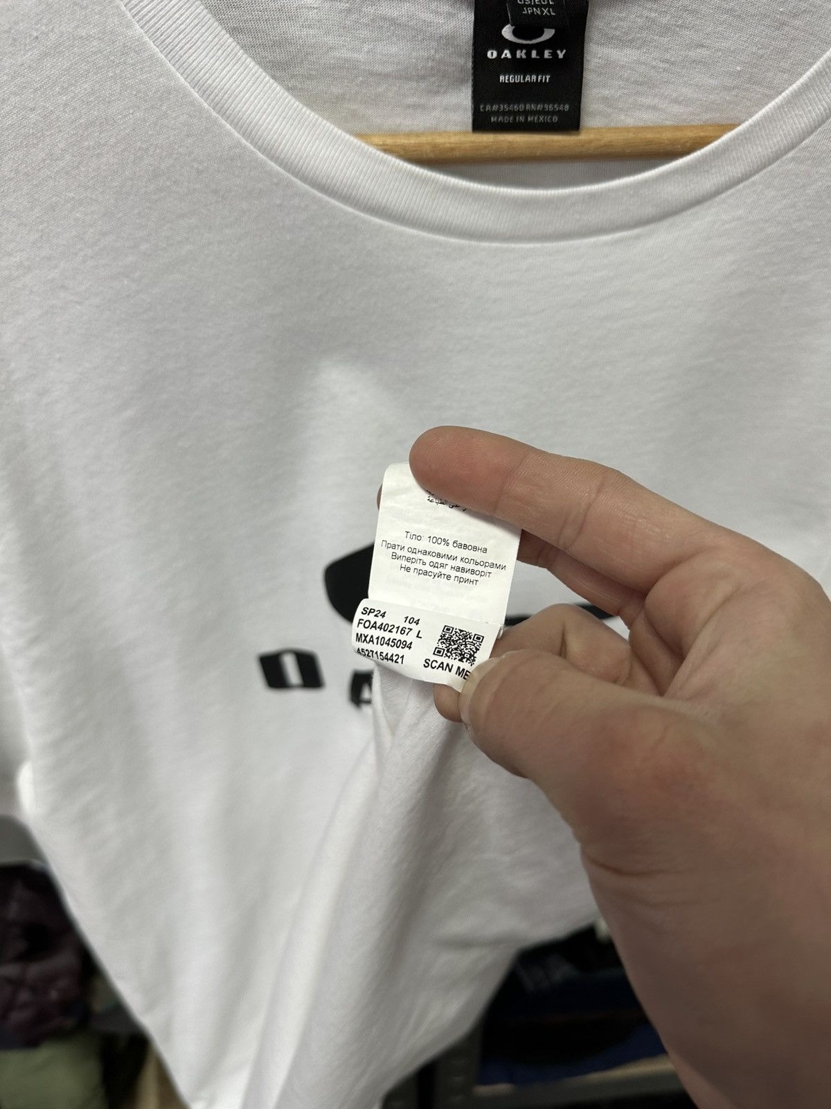 Oakley Vintage Oakley T-Shirt Big Logo Outdoor Japanese White Tee Size US L / EU 52-54 / 3 - 14 Thumbnail