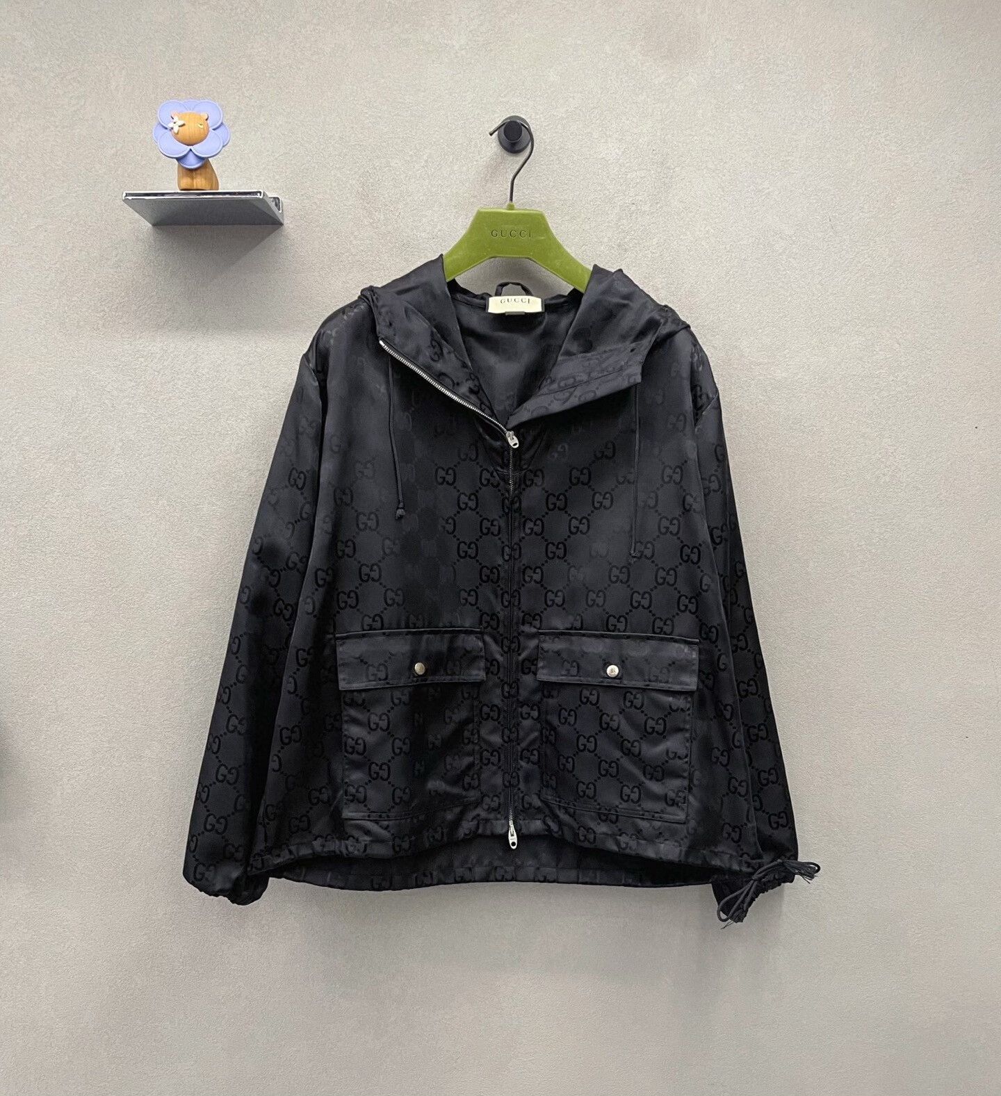 Gucci gucci full logo black coat size 50 Size US M / EU 48-50 / 2 - 1 Thumbnail