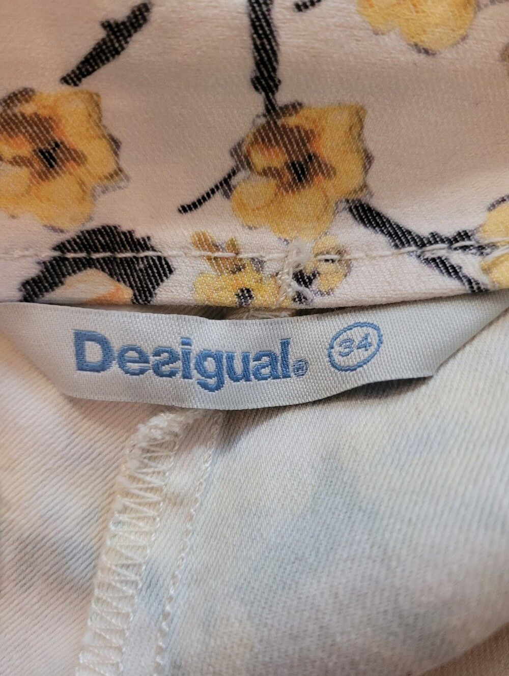 Desigual Desigual Randy Yellow Floral Butterfly & Bird Shorts - 34 Size 25" / US 0 / IT 36 - 2 Thumbnail
