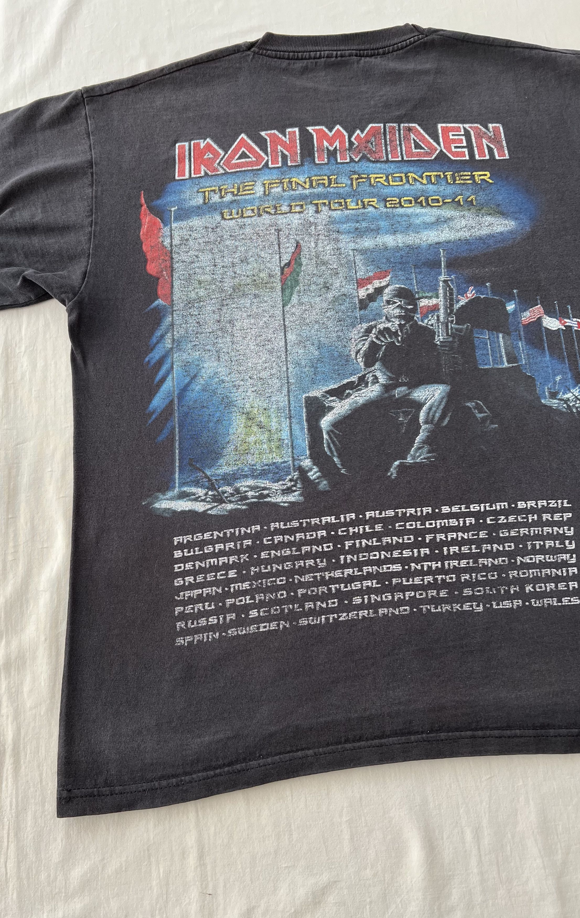 Band Tees Vintage 2010 Iron Maiden The Final Frontier Black T-shirt Size US L / EU 52-54 / 3 - 17 Thumbnail