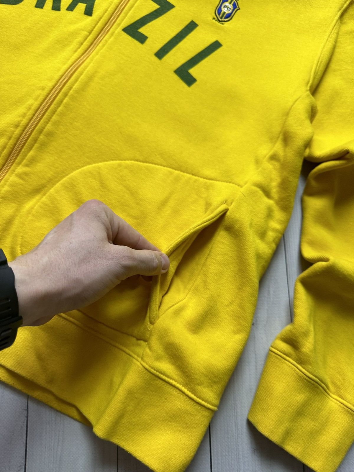 Vintage Vintage Brazil soccer jacket logo yellow size L Size US L / EU 52-54 / 3 - 3 Thumbnail