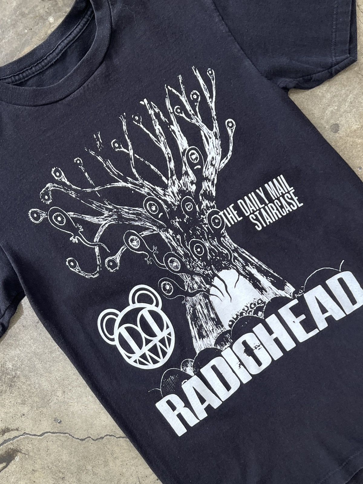 Band Tees Vintage Radiohead The Daily Mail Staircase Band Tee Small Size US S / EU 44-46 / 1 - 1 Thumbnail