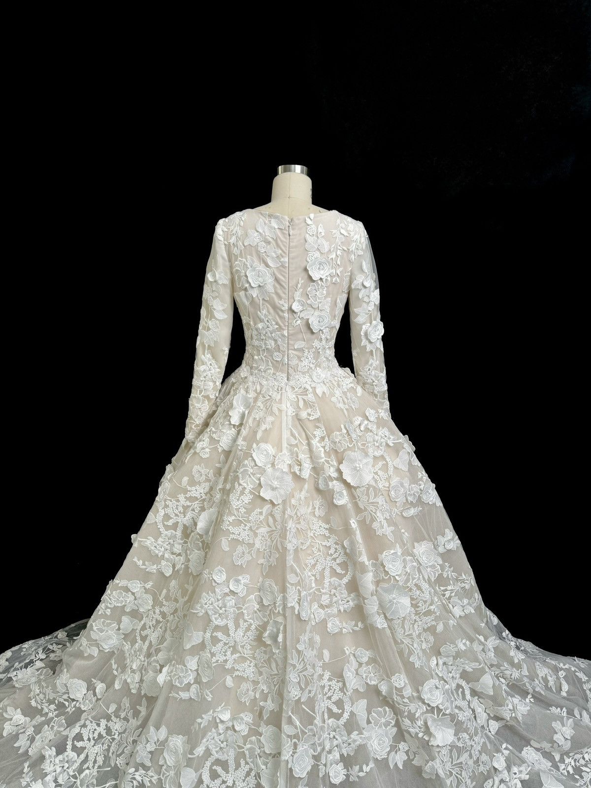 Other Preloved US 4 Anna Augusta 3D Embroidery Lace Wedding Dress Size S / US 4 / IT 40 - 10 Thumbnail