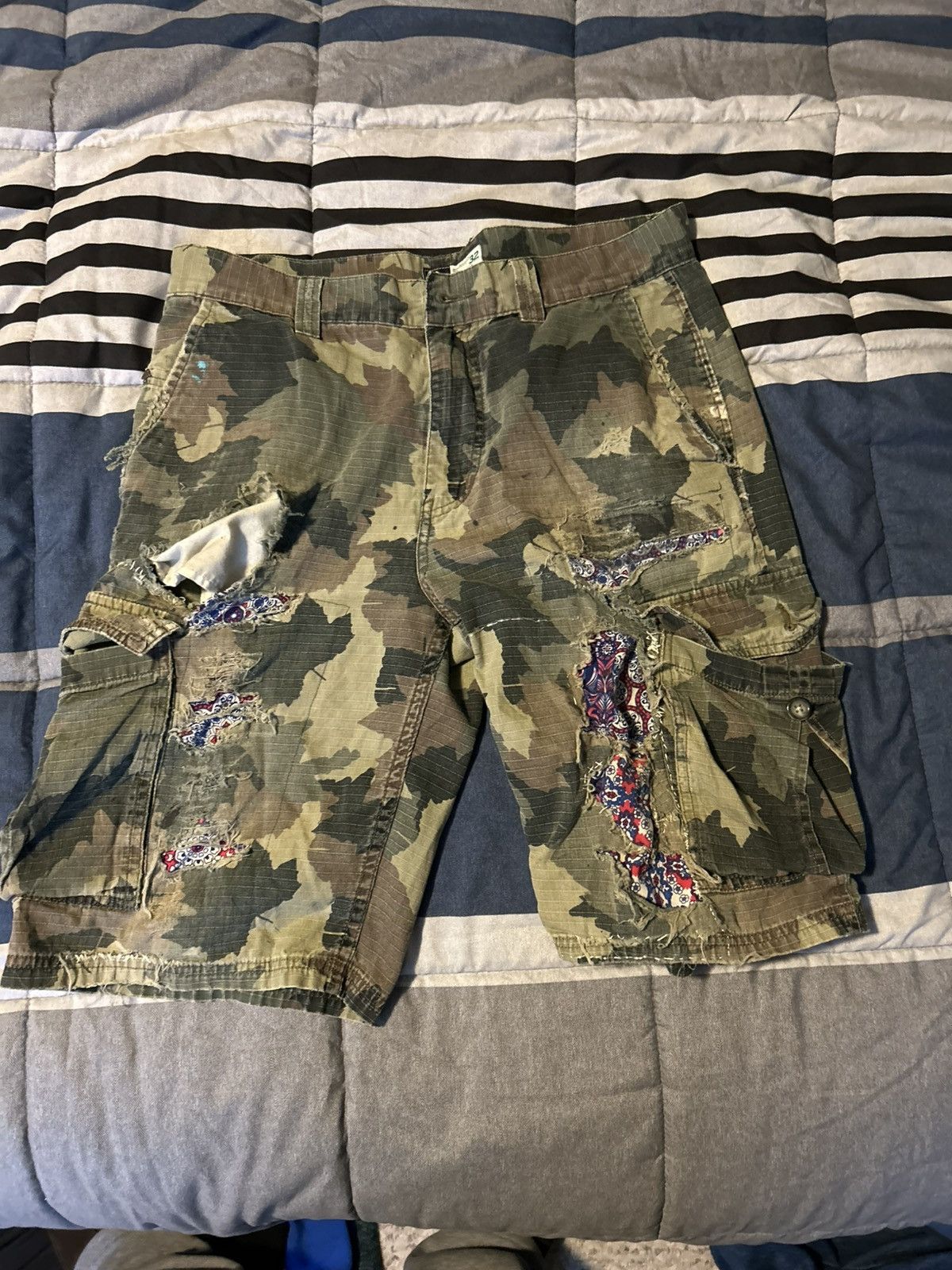 Vintage Vintage cargo camo shorts with patches Size US 32 / EU 48 - 1 Thumbnail