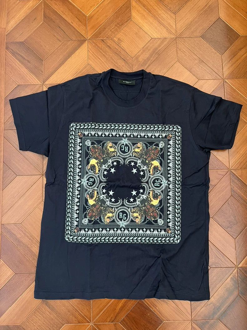 Givenchy Givenchy Short-sleeved T-shirt with dog pack print, worn b Size US XS / EU 42 / 0 - 1 Thumbnail