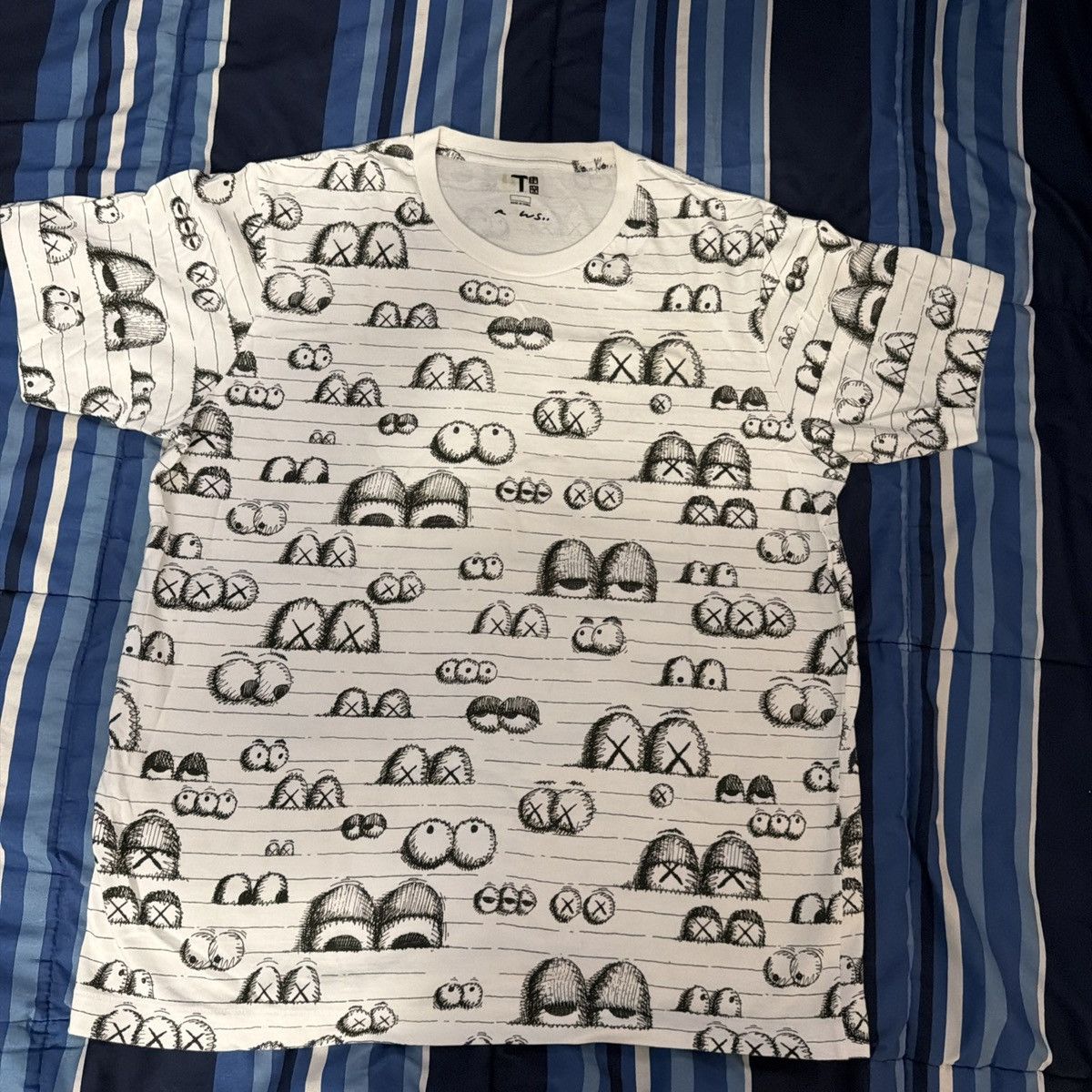 Uniqlo Uniqlo KAWS Mens Large White All Over Eyes Graphic Tee Size US L / EU 52-54 / 3 - 1 Thumbnail