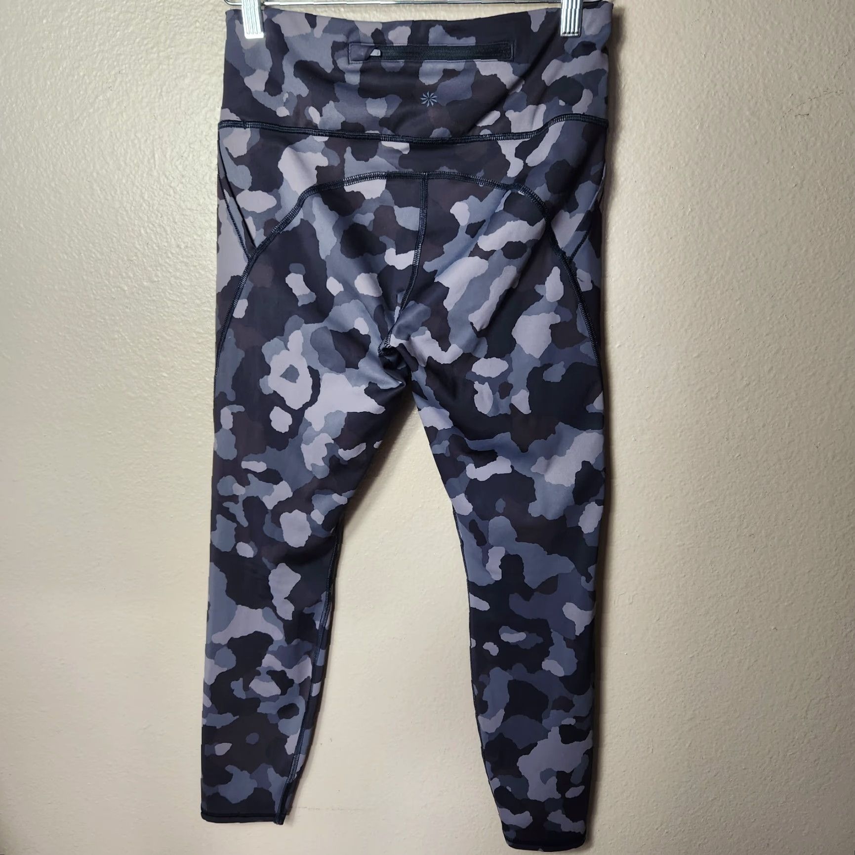 Athleta Athleta Lightening Camo 7/8 Tight Leggings w/Stash Pockets Supersonic-Size S Womens Leggings Size 28" / US 6 / IT 42 - 5 Thumbnail