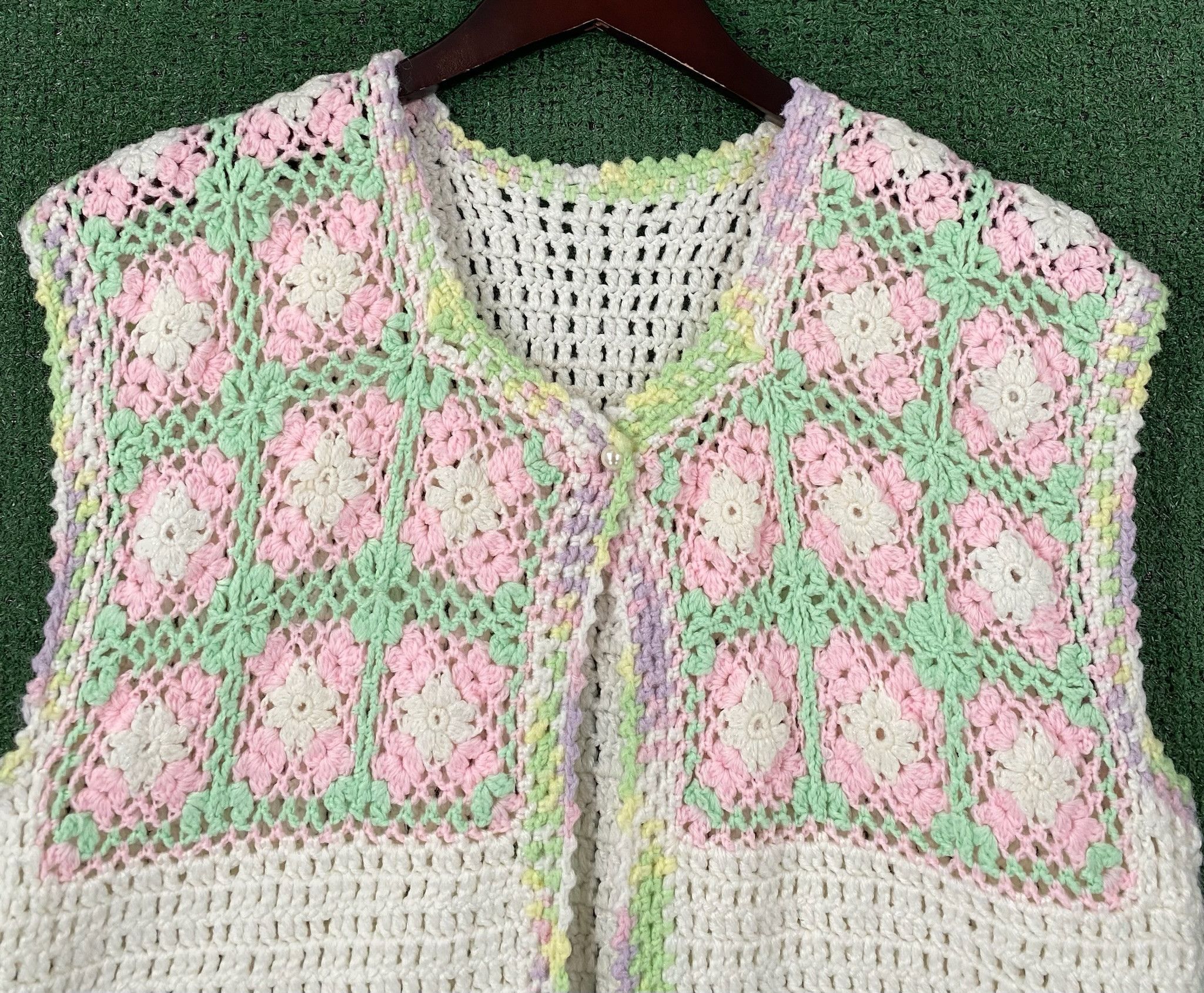 Handmade 80’s Crochet Floral Pastel Granny Square Vest Medium Size M / US 6-8 / IT 42-44 - 7 Thumbnail