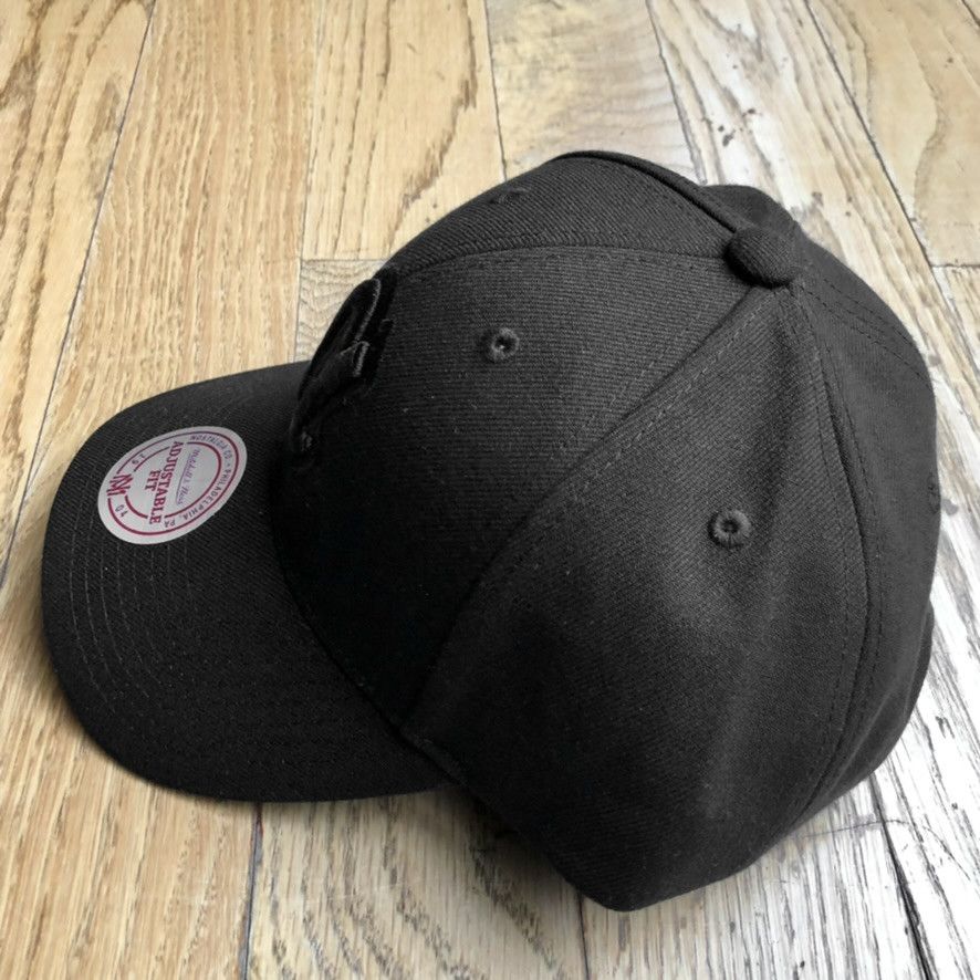 Mitchell & Ness Atlanta Braves Cooperstown Blackout Structured Snapback Hat Size ONE SIZE - 2 Thumbnail