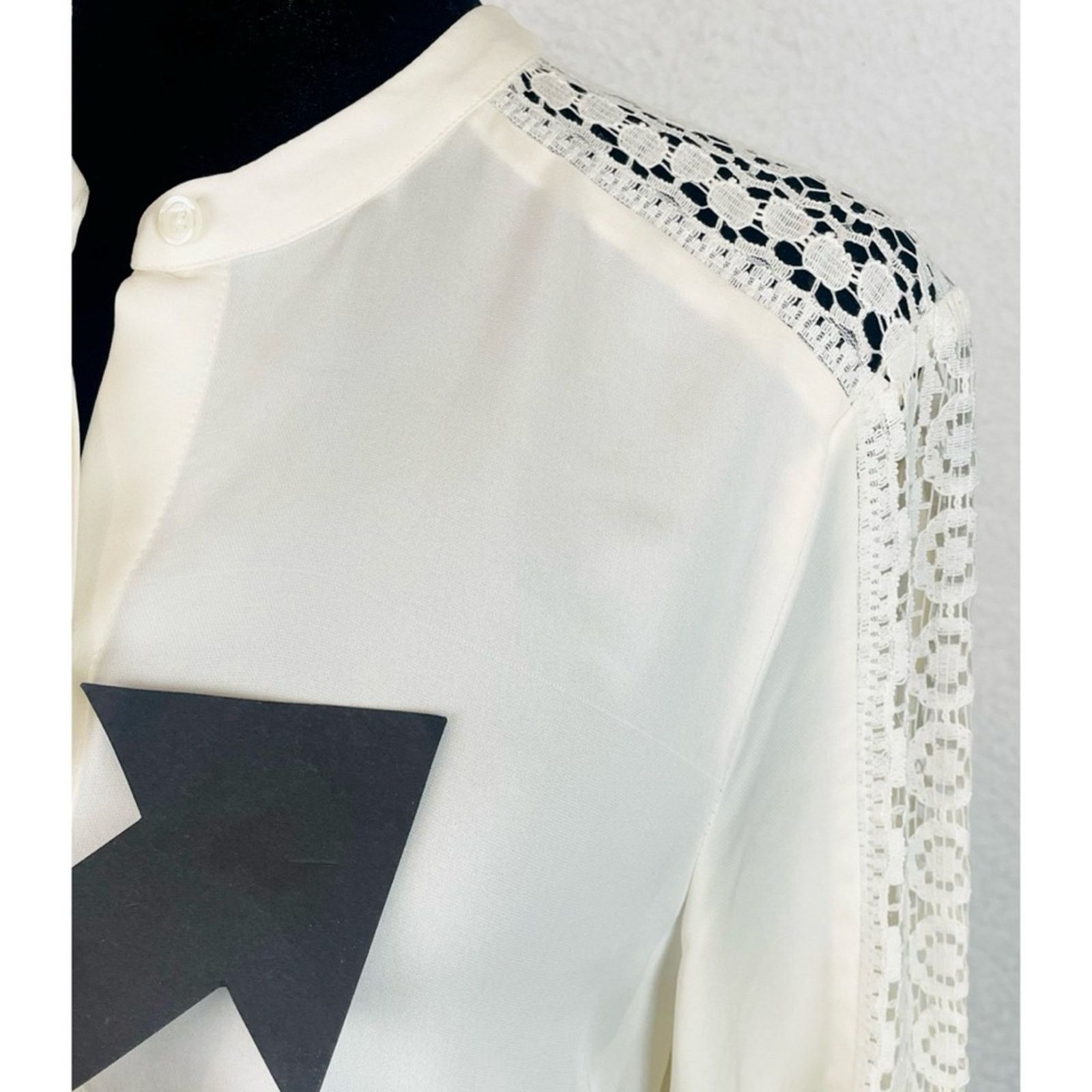 Michael Kors MICHAEL KORS • Cream/Ecru Lace Trim Button-Down Shirt Size M / US 6-8 / IT 42-44 - 13 Thumbnail