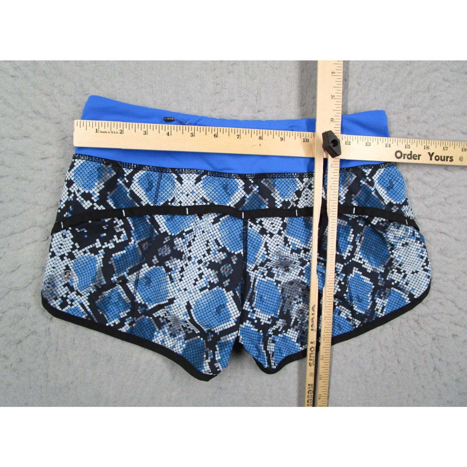 Lululemon Lululemon Shorts Womens 4 Blue Snake Print Lined Running Athletic Elastic Waist Shirt? Size 27" / US 4 / IT 40 - 5 Thumbnail