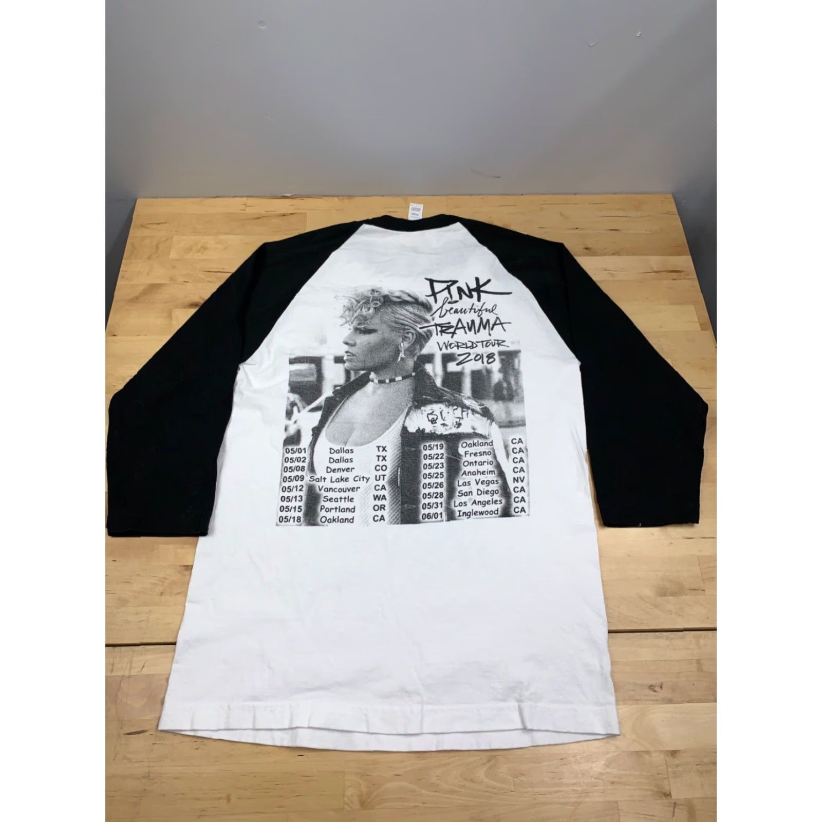 Vintage Sun a Pink Beautiful Trauma 2018 World Tour Shirt S 3/4 Sleeve Music Rock Pop Unisex Adults T-Shirt Pink S 2018 Tour Shirt Mens Womens Girls Boys Size US S / EU 44-46 / 1 - 3 Thumbnail