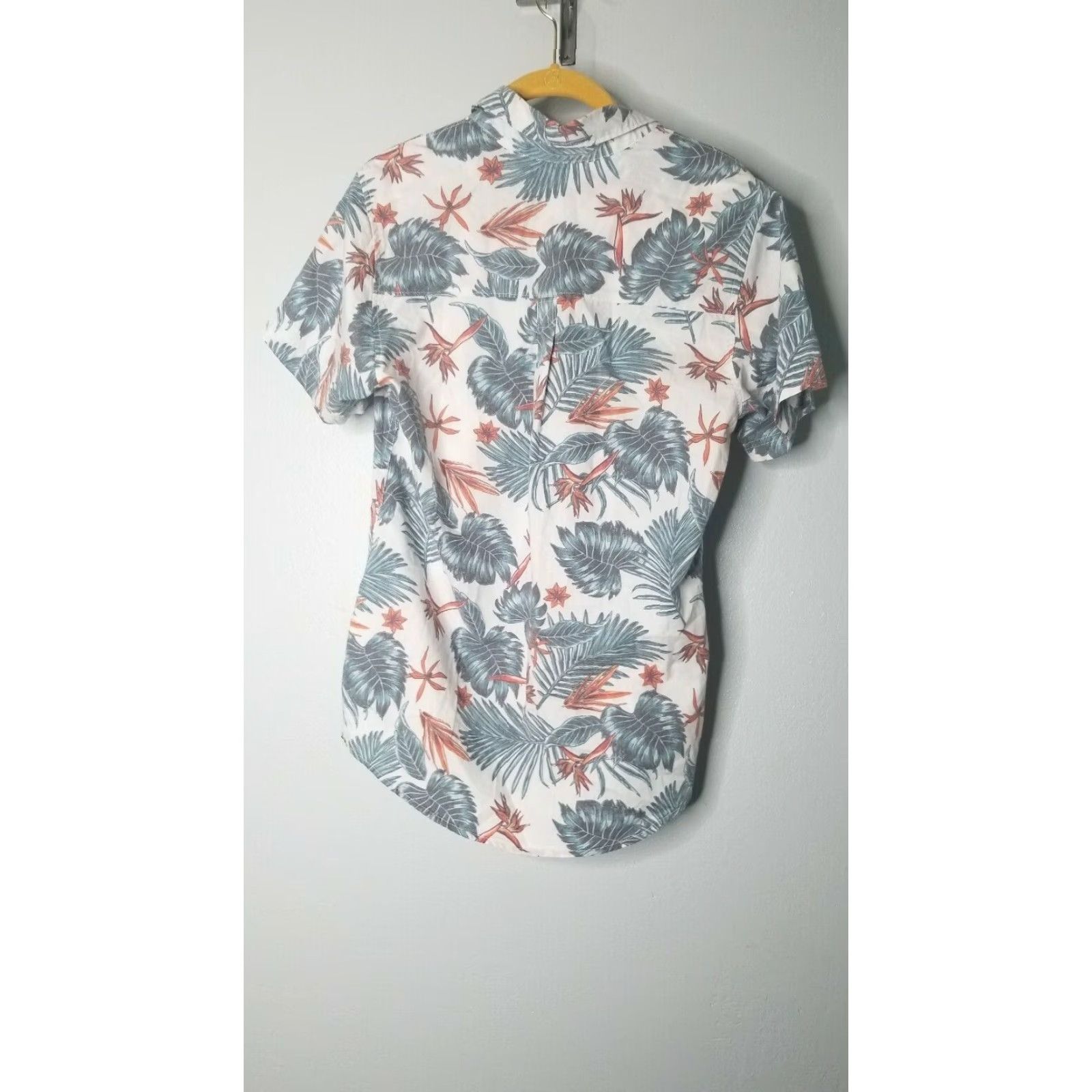 Vintage DC Mens Hawaiian Shirt Floral White Blue Short Sleeve Vacation S Mens Shirt Floral White Blue Hawaiian Vacation Size US S / EU 44-46 / 1 - 2 Thumbnail