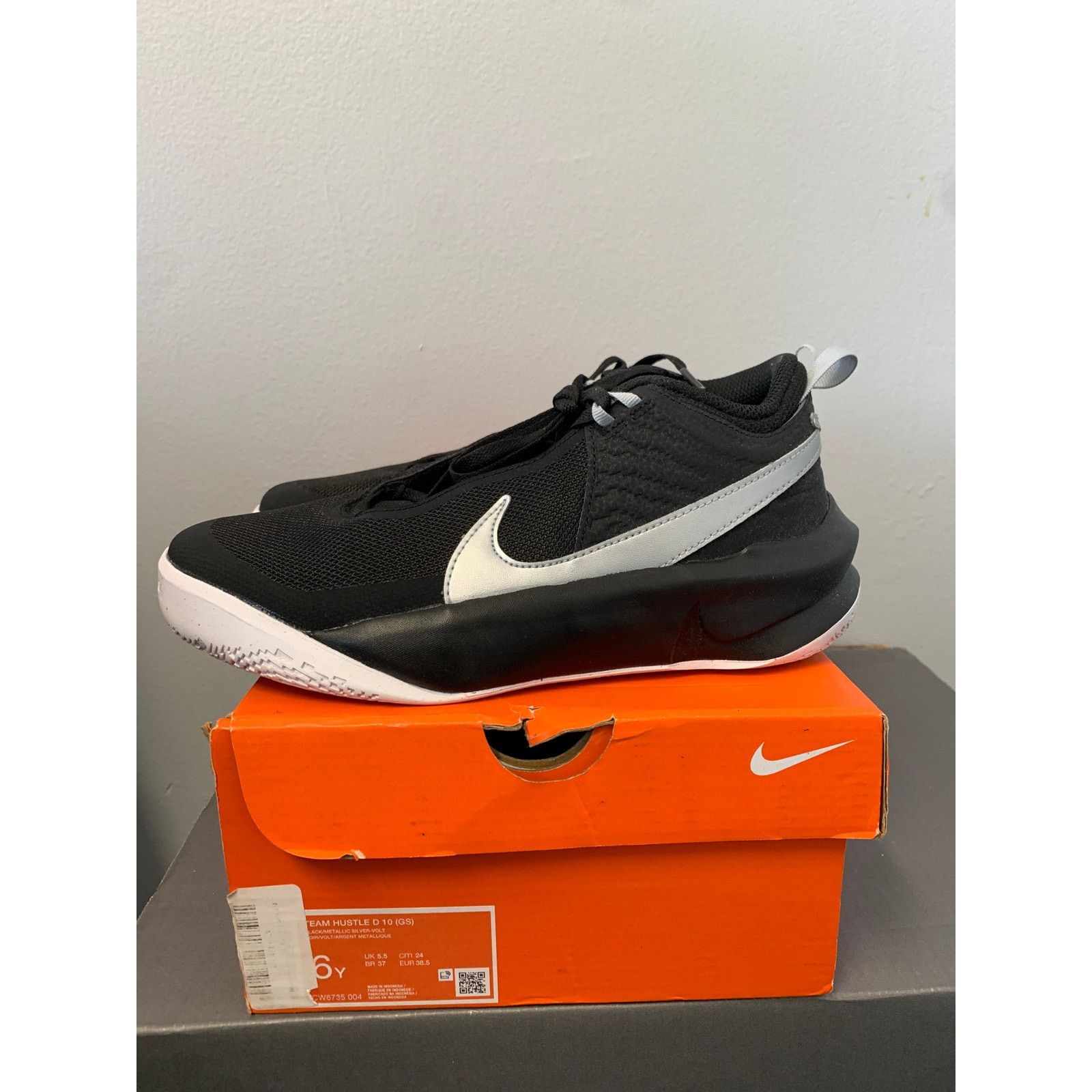 Nike Nike Team Hustle D 10 GS Basketball Kids Shoes Size 6Y NEW Size US 6 / IT 36 - 4 Thumbnail
