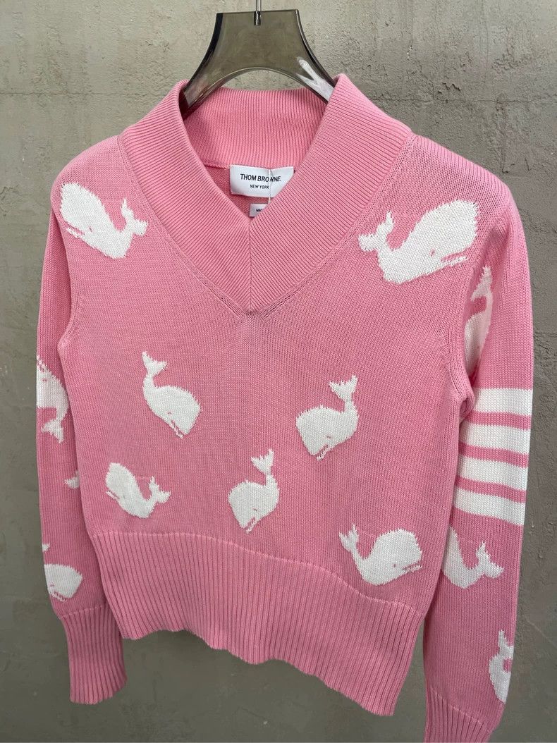 Thom Browne Thom Browne Rose pink printed whale V-neck knit sweater Size XS / US 0-2 / IT 36-38 - 2 Thumbnail