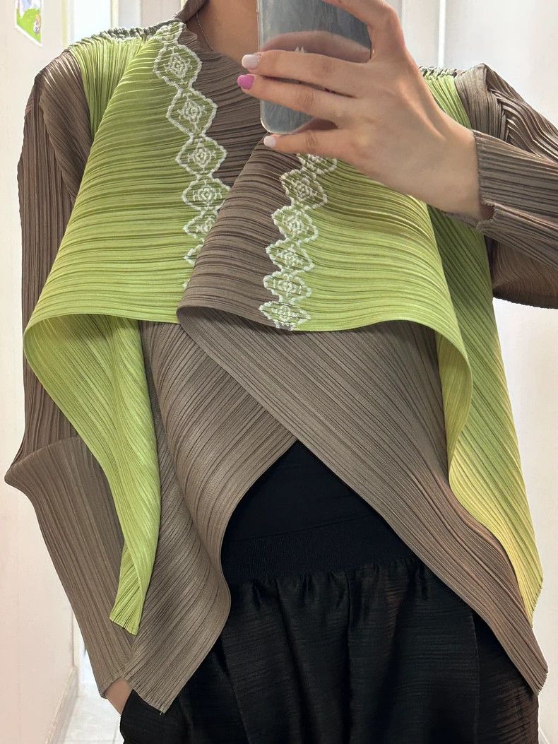 Issey Miyake Issey Miyake Embroidered pleated coat Size M / US 6-8 / IT 42-44 - 2 Thumbnail