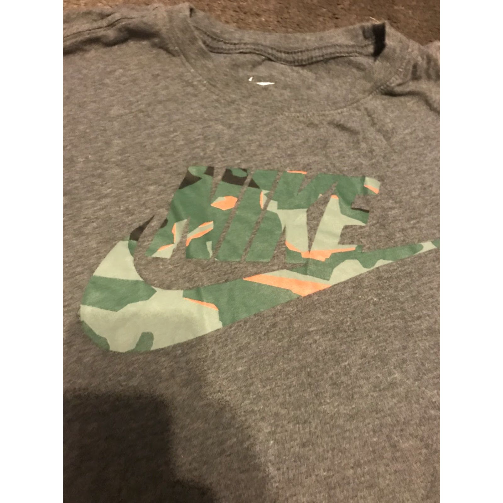 Nike Nike Tee Center Logo Grey Green Orange Camo T-Shirt AR4995-071 Medium Mens Shirt Size US M / EU 48-50 / 2 - 3 Thumbnail