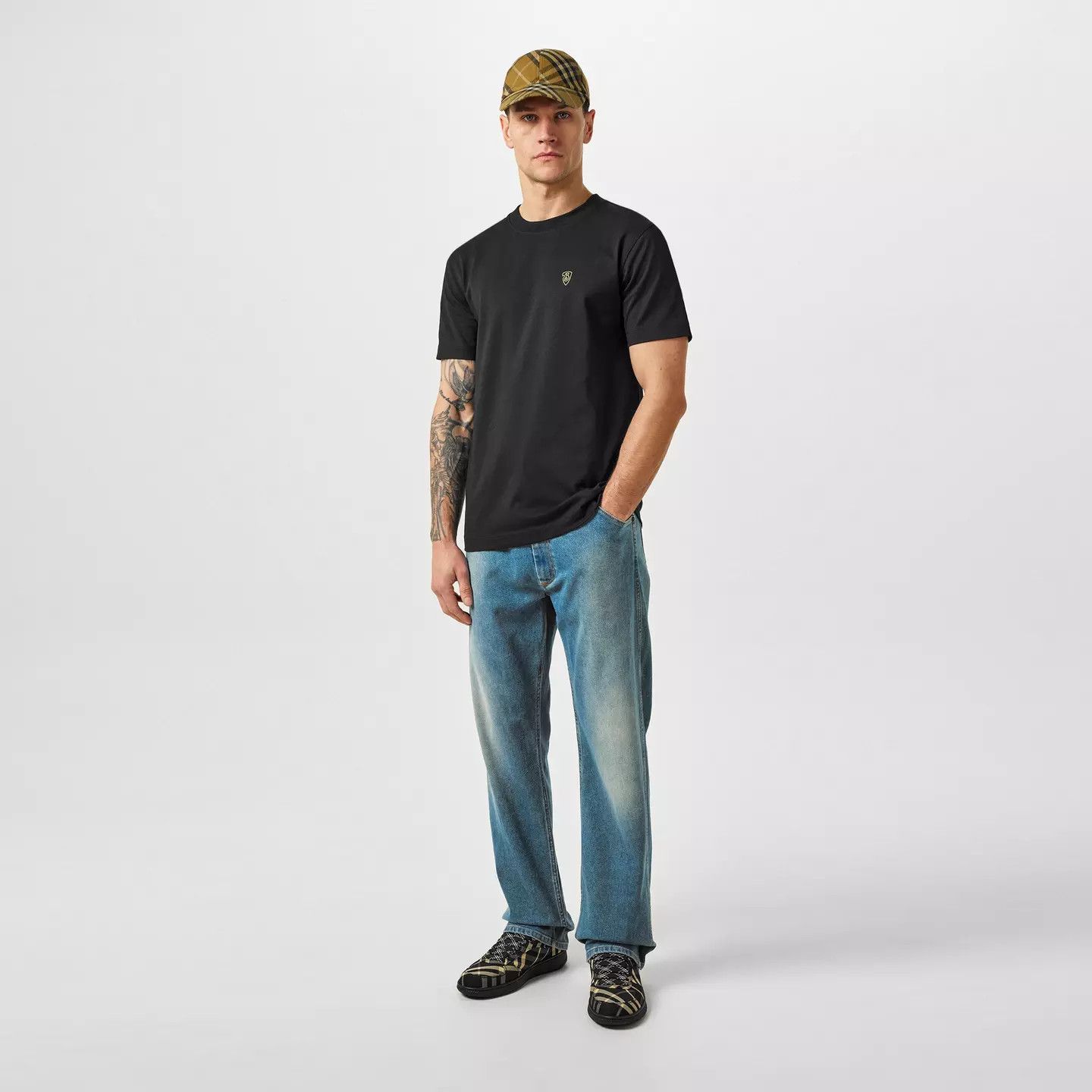 Burberry o1g2r1mq0426 Shield Jersey T-Shirt in Black Size US S / EU 44-46 / 1 - 5 Thumbnail