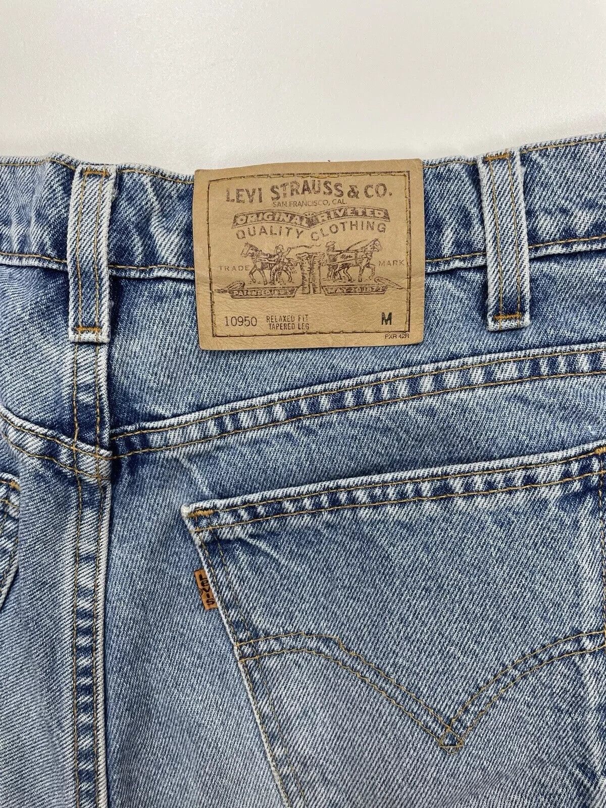 Levi's Vintage 1990s Levi’s 950 Men Jeans Tapered Leg Made in USA Size US 28 / EU 44 - 12 Thumbnail