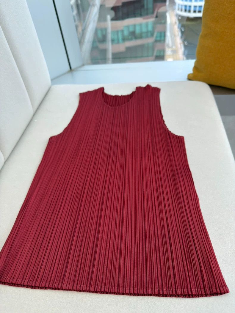 Issey Miyake Issey Miyake size:one size Red pleated vest Size S / US 4 / IT 40 - 1 Thumbnail