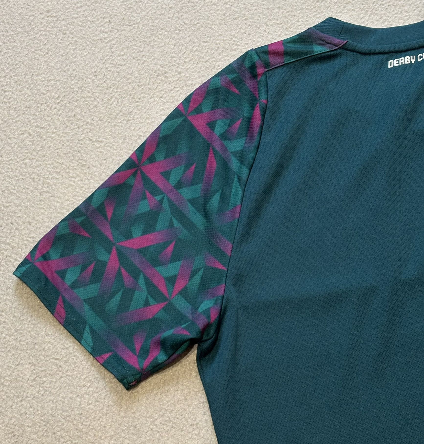 Umbro Derby County 2022/2023 Umbro Goalkeeper Jersey Size S Size US S / EU 44-46 / 1 - 13 Thumbnail