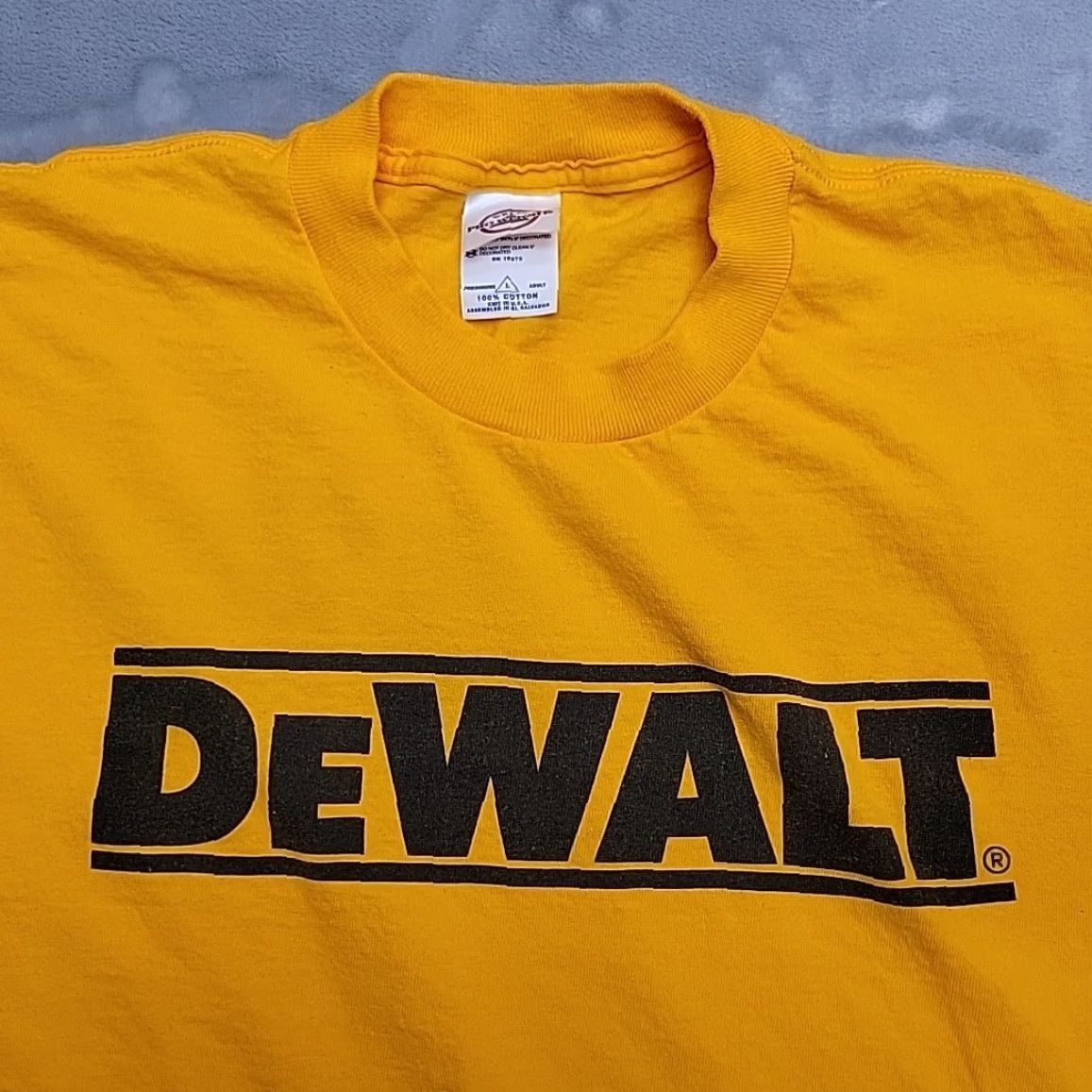 Delta VINTAGE DeWalt Tools Shirt Mens L Gold Pullover Crewneck Logo Graphic TEE Size US L / EU 52-54 / 3 - 2 Thumbnail
