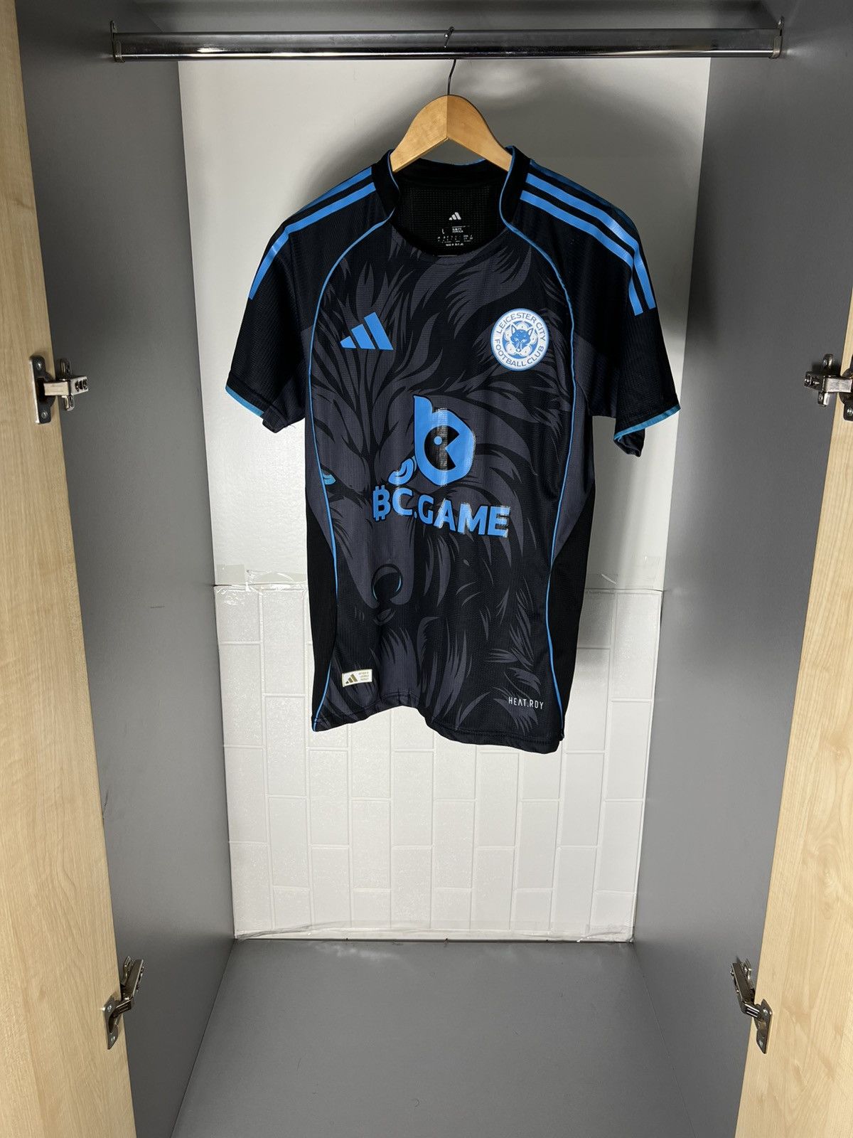 Adidas ADIDAS FC LEICESTER CITY ENGLAND SOCCER JERSEY HOMME 2025 Size US L / EU 52-54 / 3 - 5 Thumbnail
