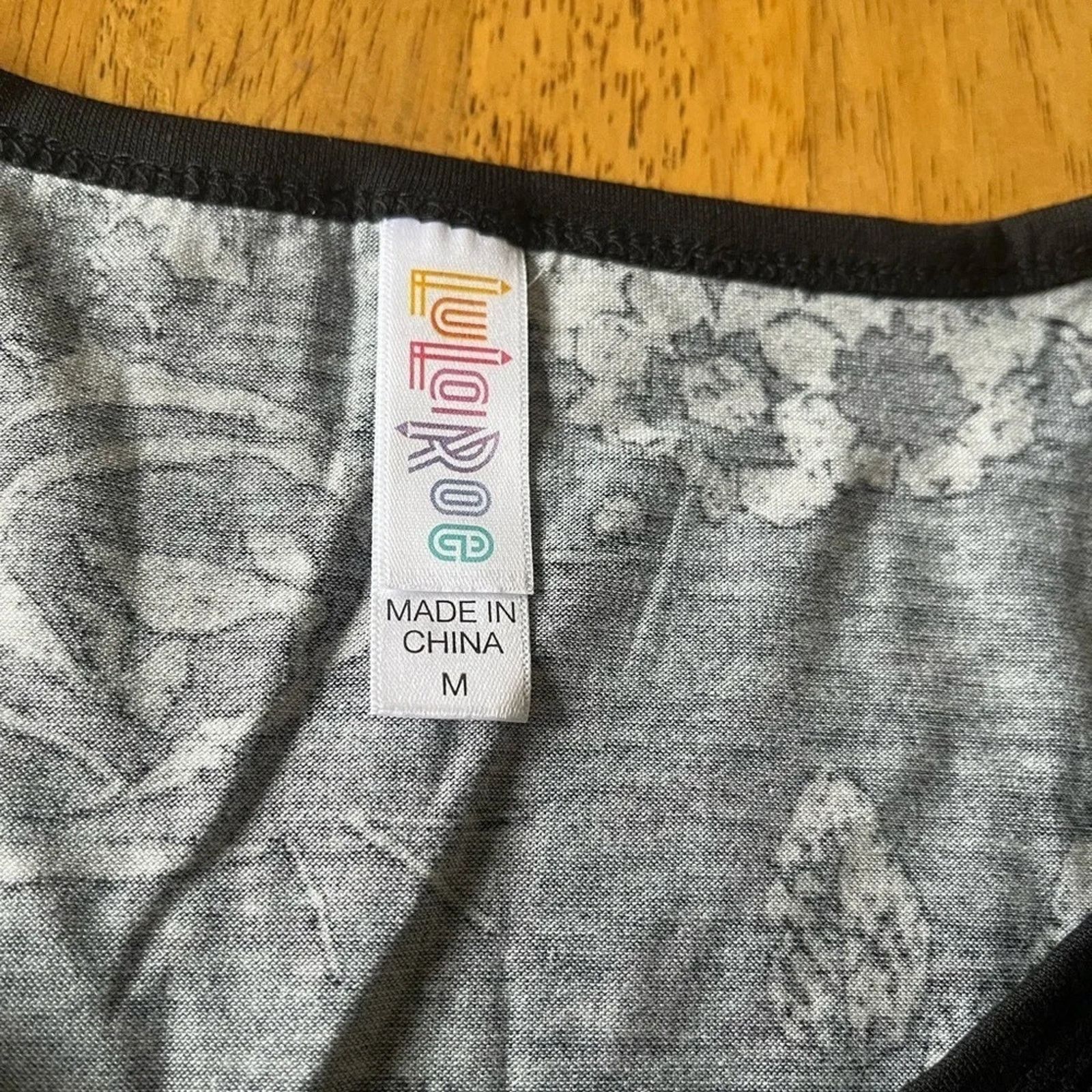 The Unbranded Brand LuLaRoe Lynnae black and grey mixed pattern top, size Medium Size M / US 6-8 / IT 42-44 - 4 Thumbnail