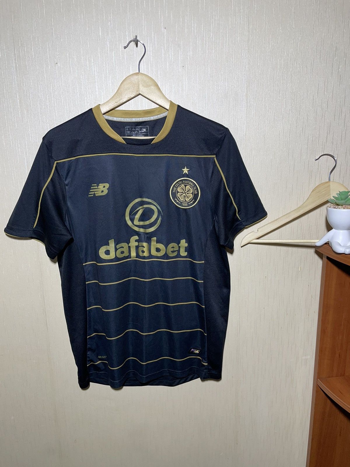 New Balance New balance Celtic streetwear soccer jersey Size US M / EU 48-50 / 2 - 1 Thumbnail