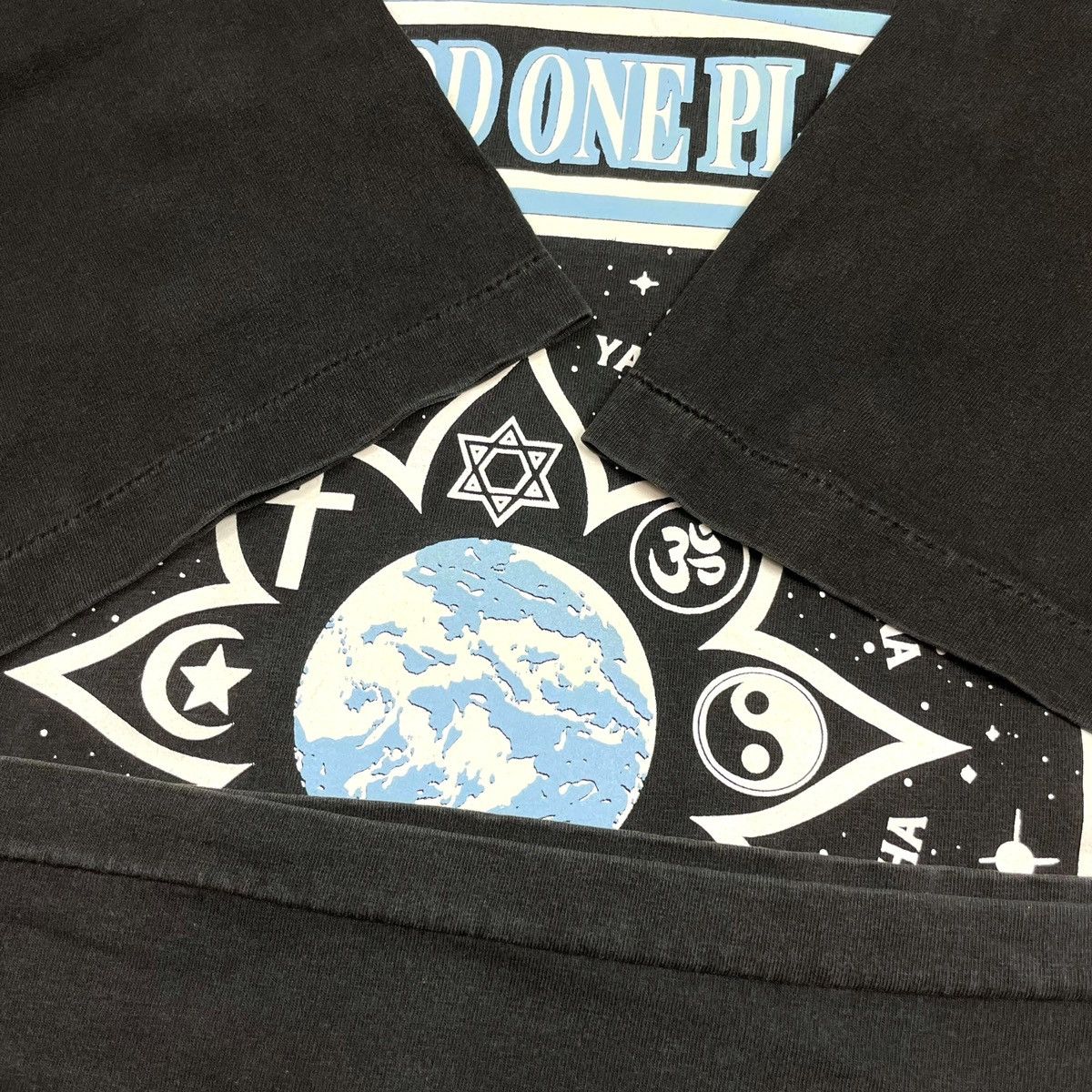 Vintage Vintage 90's "One God One Planet One People" Tee Size US L / EU 52-54 / 3 - 8 Thumbnail