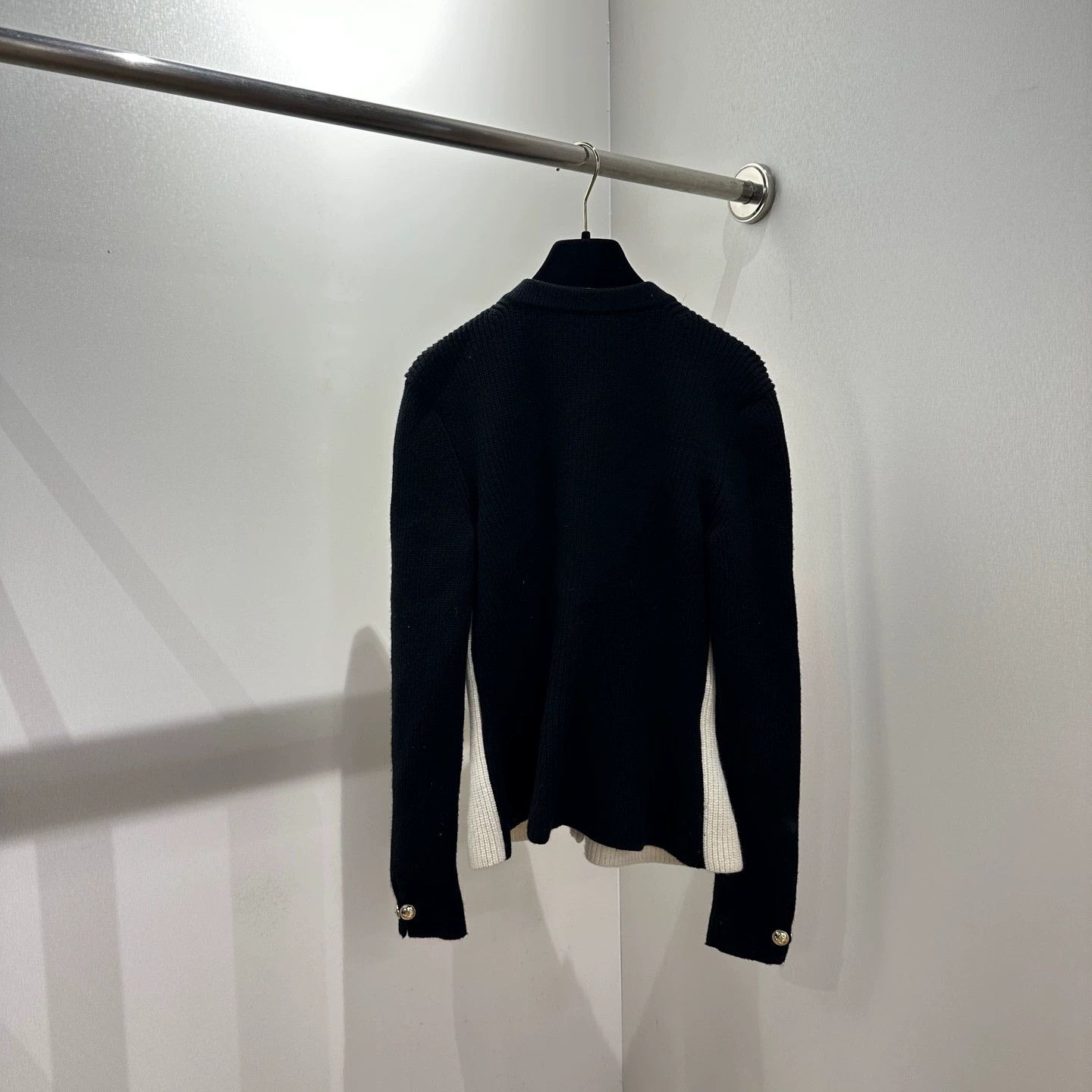 Chanel Chanel Color-Blocked Logo-Button Wool Knit Cardigan Size XS / US 0-2 / IT 36-38 - 2 Thumbnail