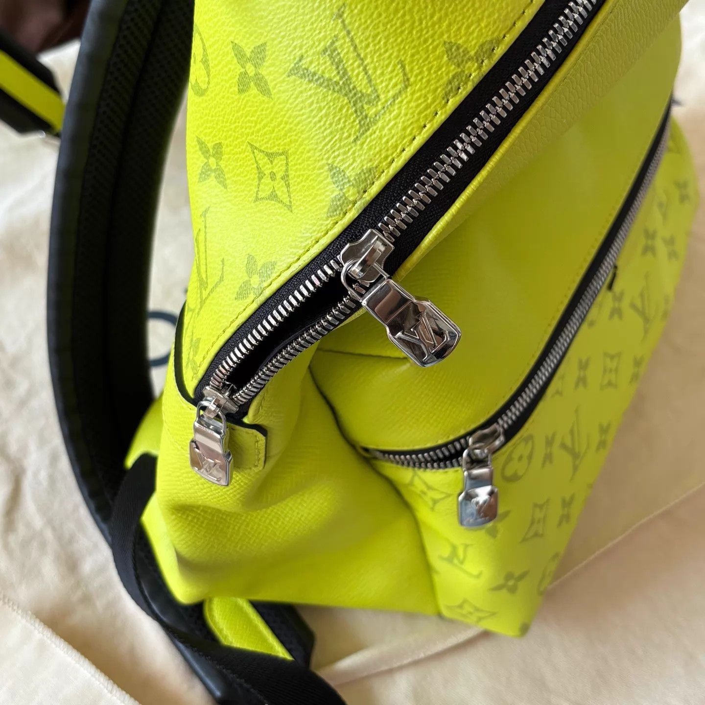 Louis Vuitton LV Discovery Neon Yellow Backpack Size ONE SIZE - 7 Thumbnail