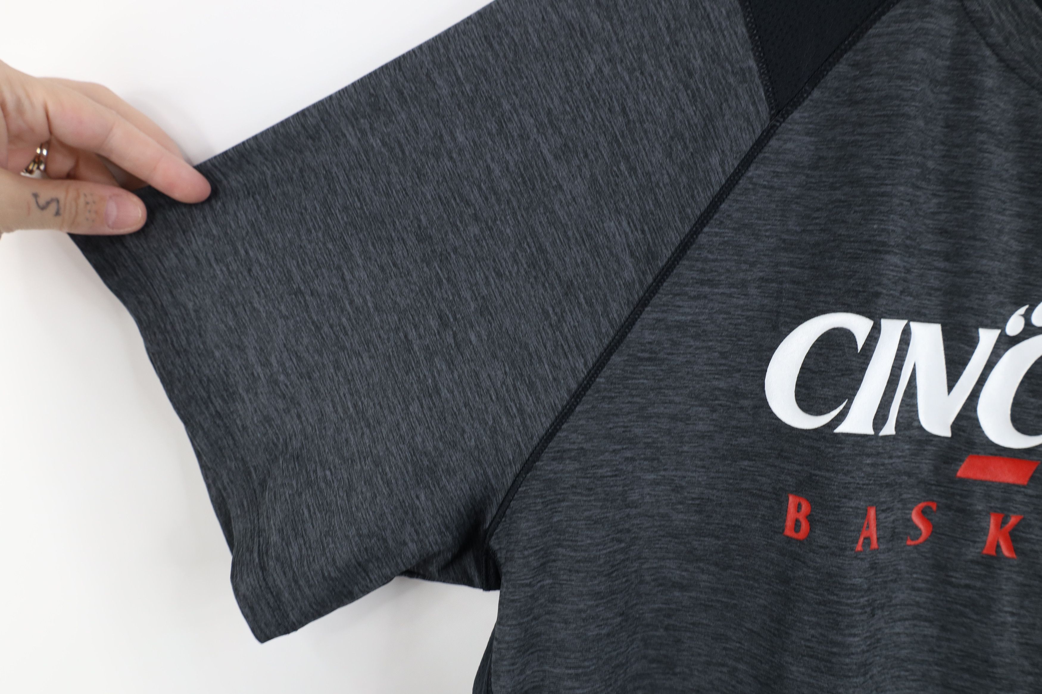 Under Armour Under Armour University of Cincinnati Basketball T-Shirt Size US XL / EU 56 / 4 - 8 Thumbnail