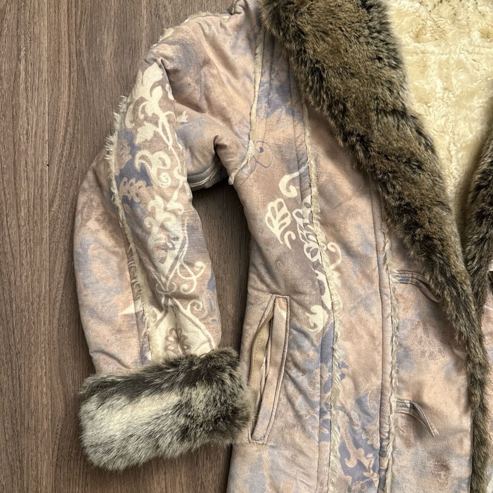 Vintage Women's 6 Skea Painted Faux Shearling Fur Jkt Coat USA Made Size M / US 6-8 / IT 42-44 - 2 Thumbnail