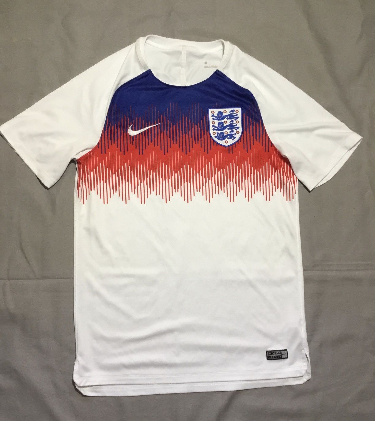 Nike ENGLAND NIKE WORLD CUP FOOTBALL SOCCER WARM UP JERSEY SIZE M Size US M / EU 48-50 / 2 - 1 Thumbnail