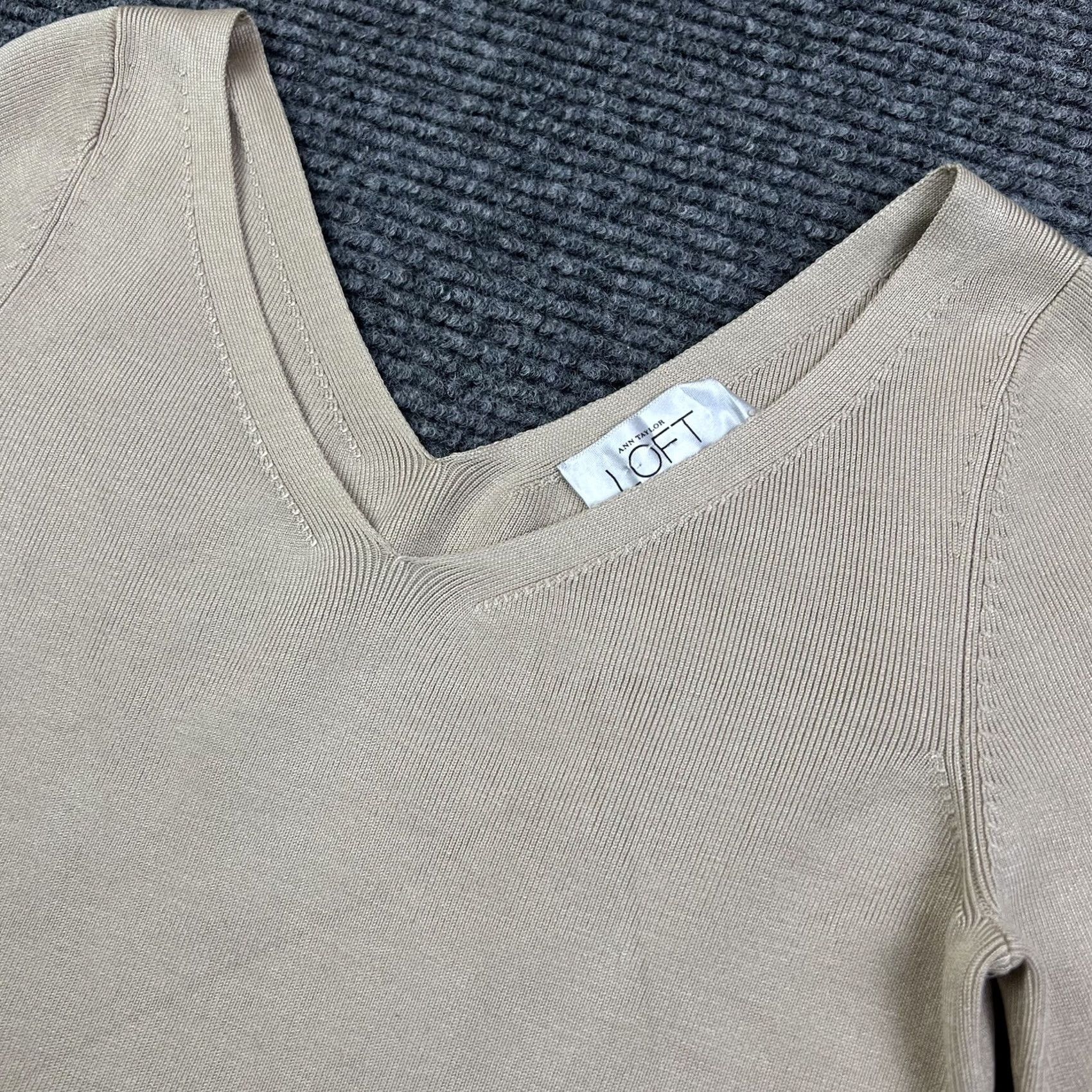 Ann Taylor VINTAGE? No, use original: Ann Taylor Loft V-Neck Flattering Stretch Fit Shirt Women’s XS Beige 3/4 Sleeve Size XS / US 0-2 / IT 36-38 - 5 Thumbnail
