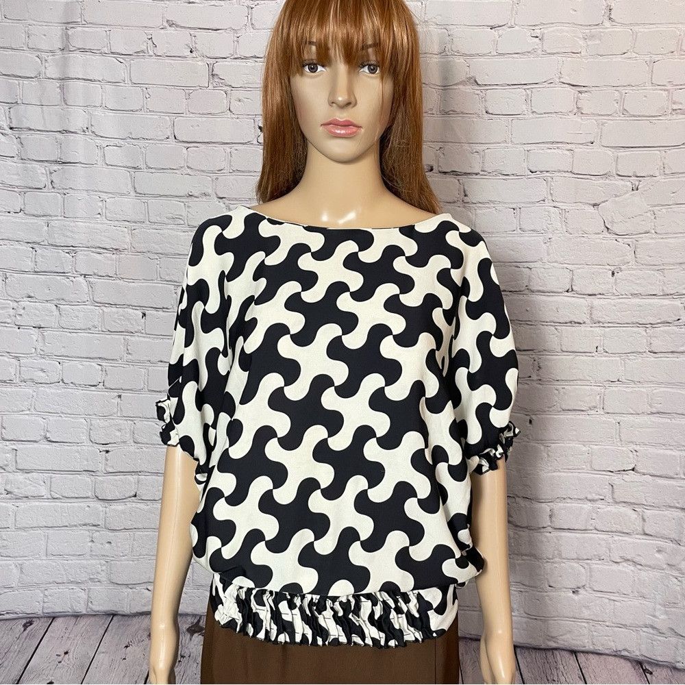 Diane von Furstenberg Diane Von Furstenberg Silk Black White Short Sleeve Blouse Size XS / US 0-2 / IT 36-38 - 1 Thumbnail