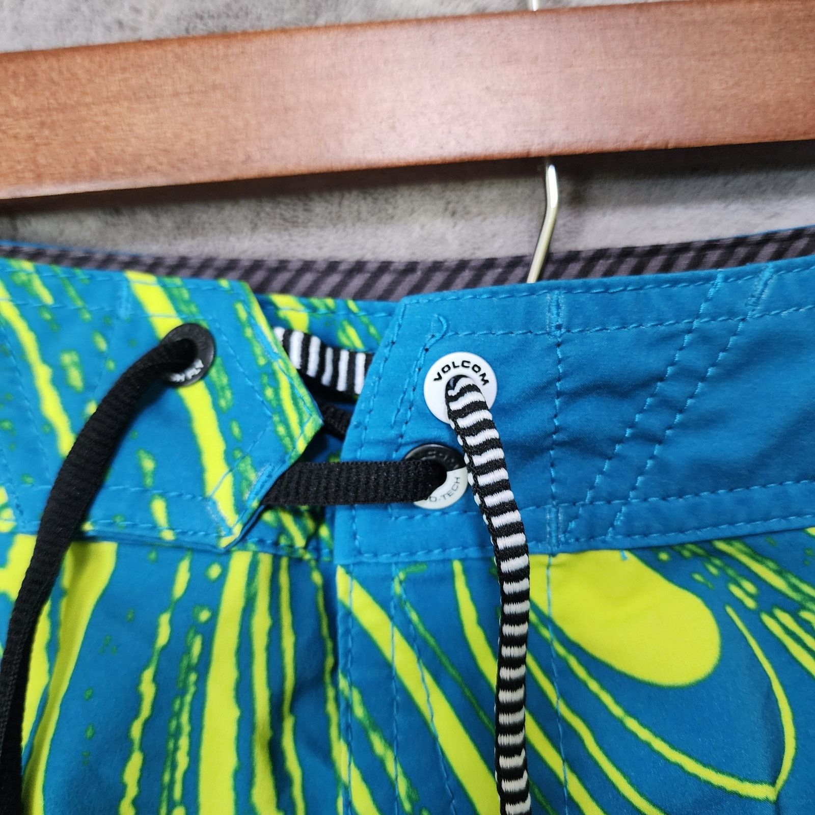 Volcom Volcom Men's 33 Abstract Board Shorts Blue/Green Size US 33 - 4 Thumbnail