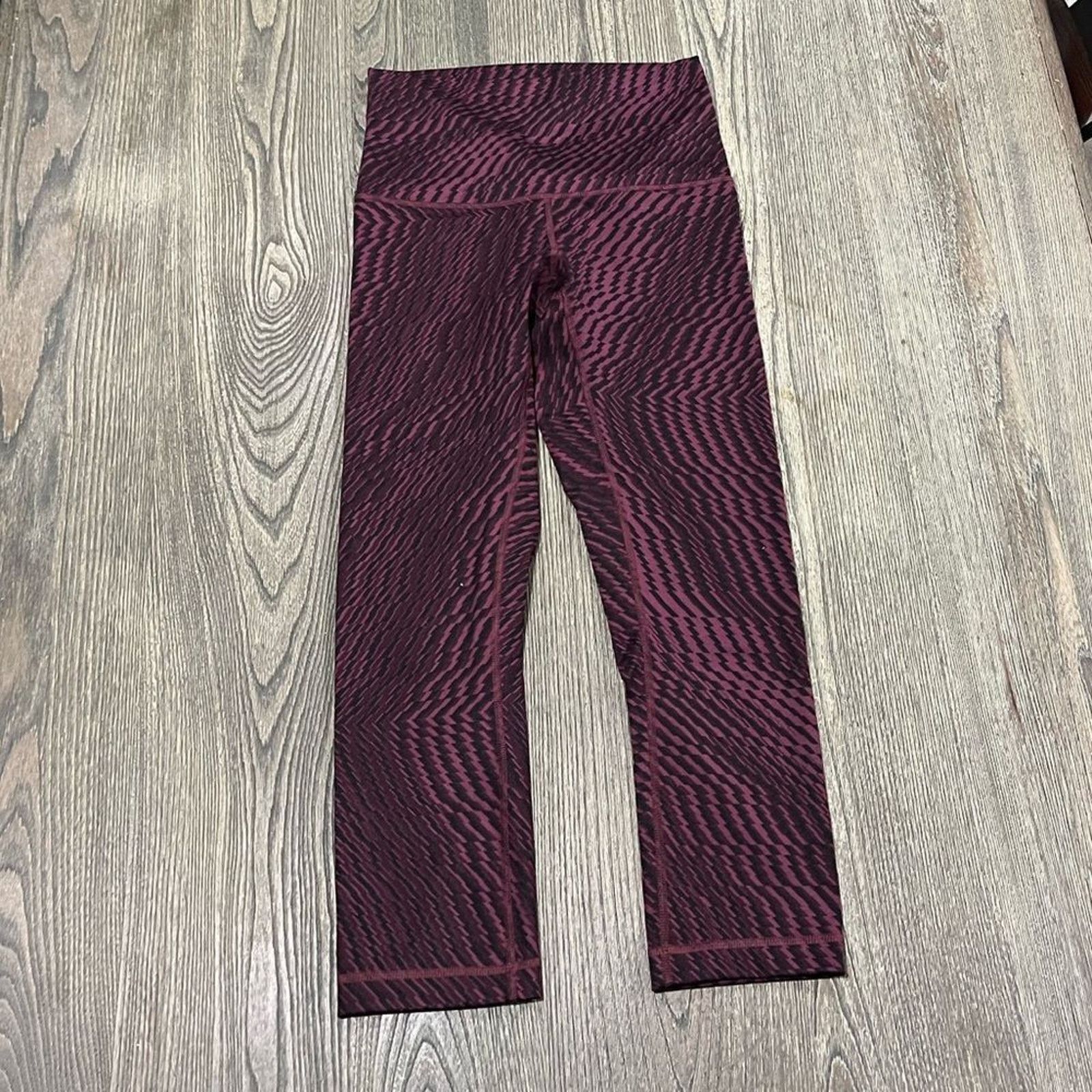 Lululemon Lululemon Capris Leggings Hi-Rise Athletic Black Purple Sz 6 Size 28" / US 6 / IT 42 - 1 Thumbnail