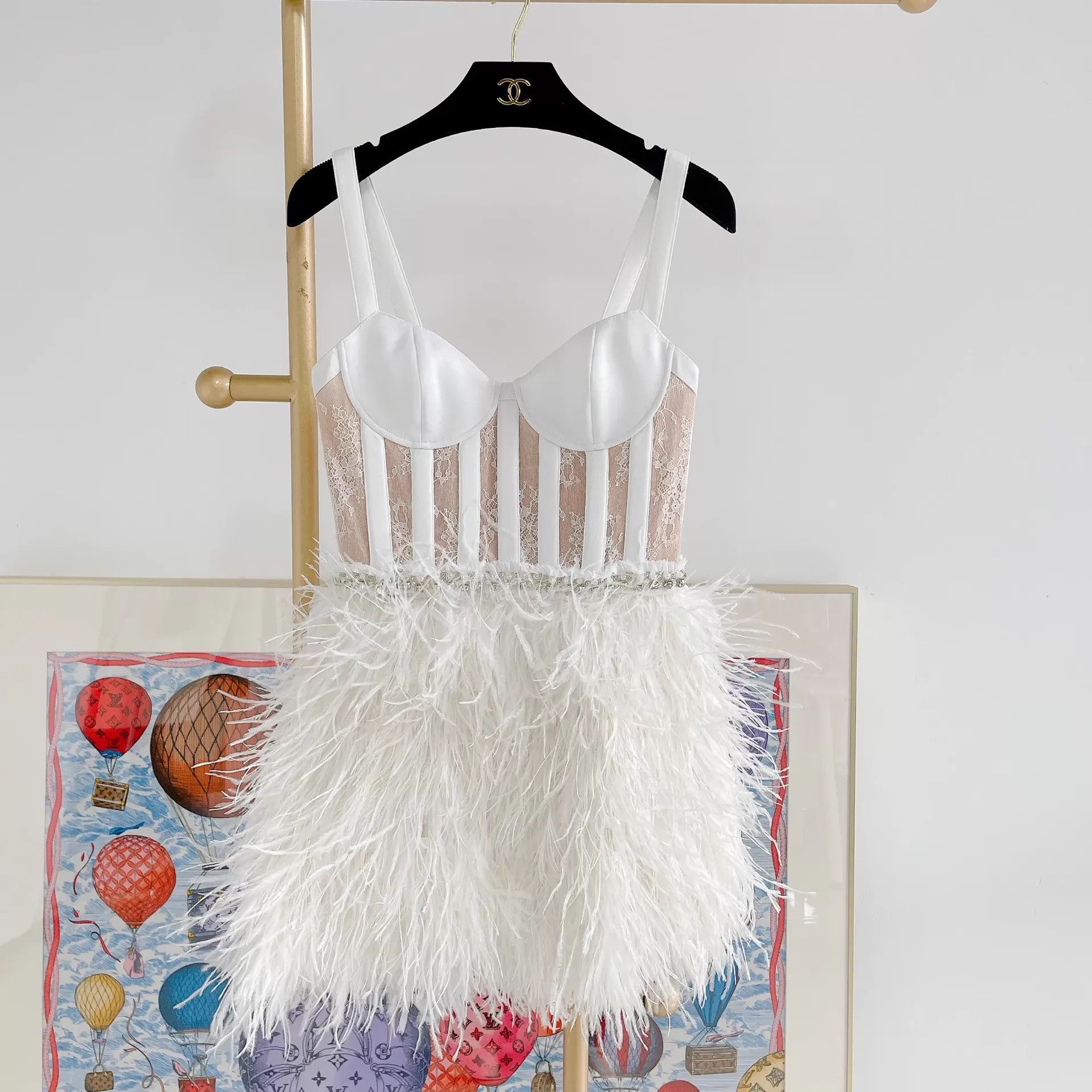 Alice + Olivia Alice+Olivia white feather cami dress pre-owned Size XS / US 0-2 / IT 36-38 - 2 Thumbnail