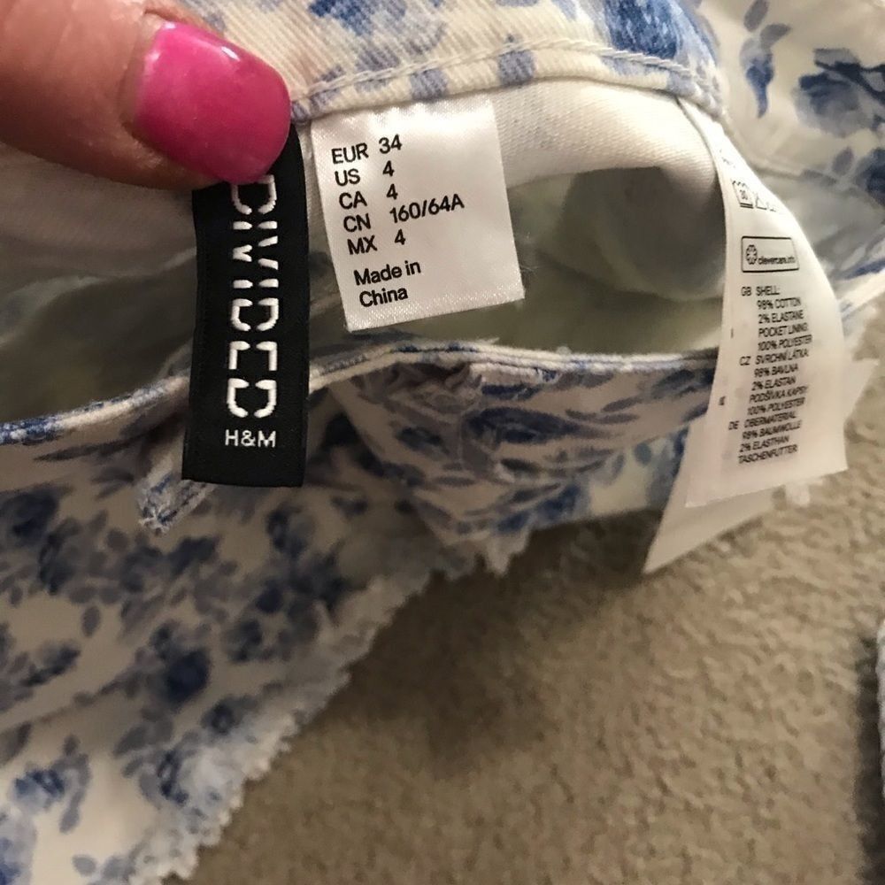Other NWT H&M divided shorts white blue flower Size 4 Size 27" / US 4 / IT 40 - 5 Thumbnail