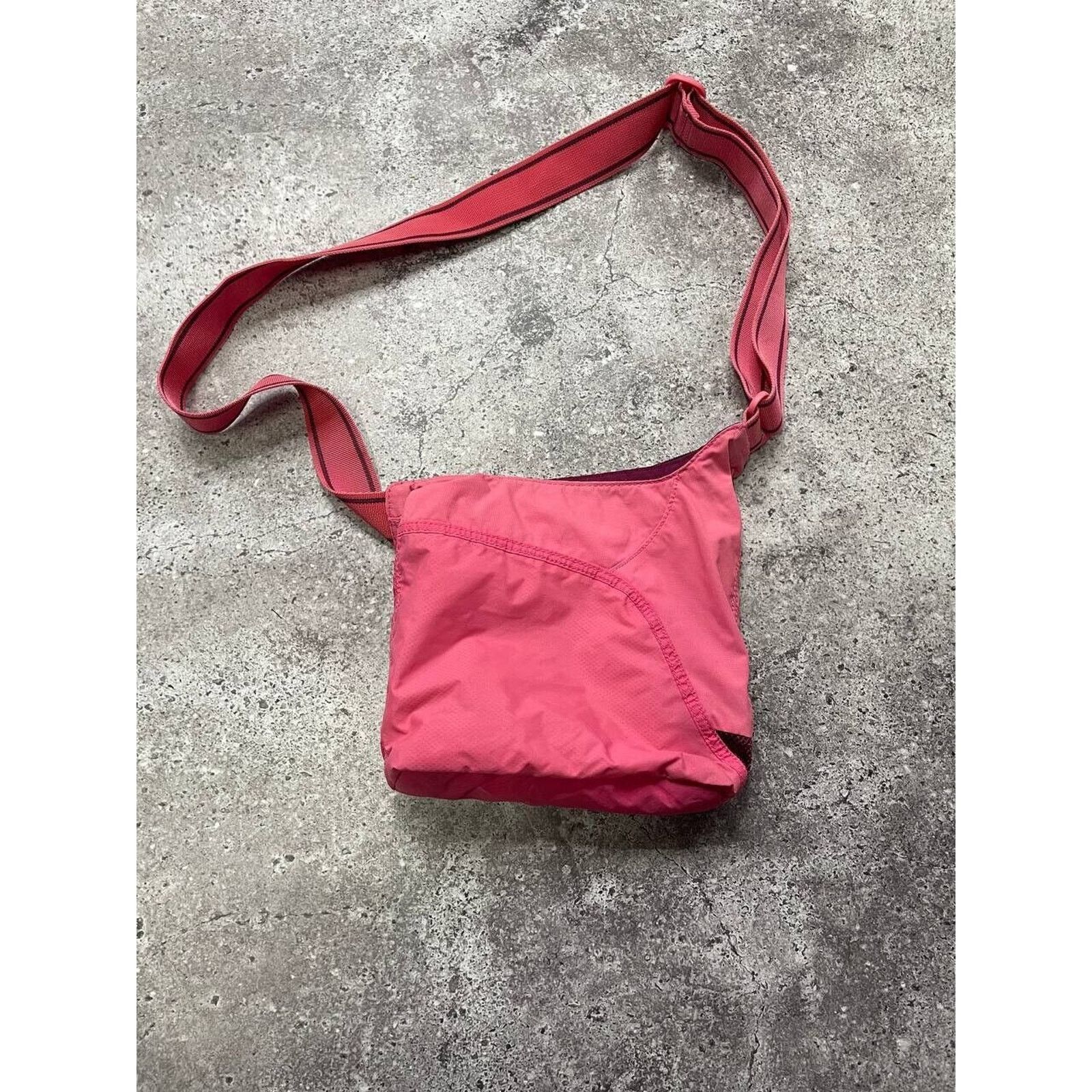Nike Vintage Nike Pink Nylon Shoulder Bag Adjustable Strap Retro Size ONE SIZE - 2 Thumbnail