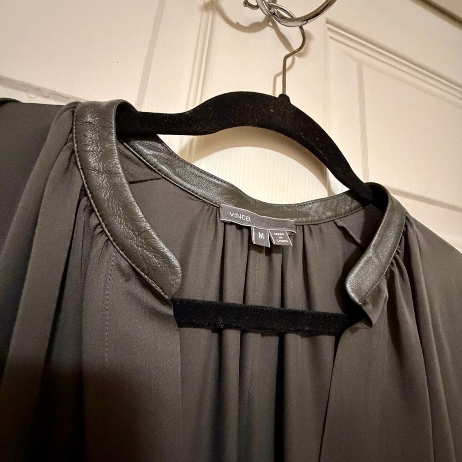 Vince VINCE 100% Silk Blouse Genuine Leather Trim Blouse Size M Size M / US 6-8 / IT 42-44 - 4 Thumbnail