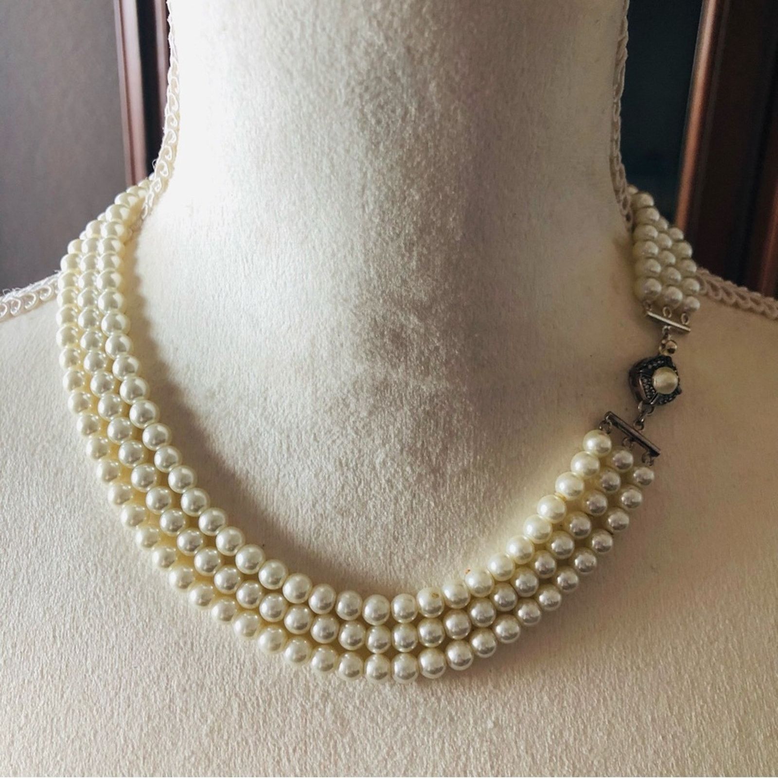 Vintage Vintage Feinberg triple strand white glass pearl necklace Size ONE SIZE - 2 Thumbnail