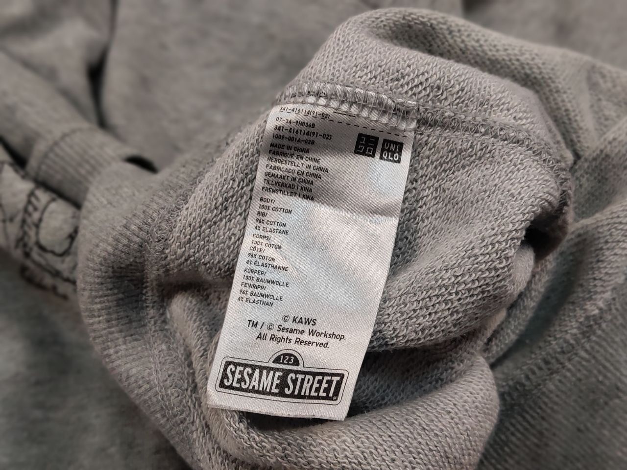 Uniqlo Uniqlo x Kaws Sesame Street Logo Gray Crew Chek Sweatshirt Size US L / EU 52-54 / 3 - 20 Thumbnail