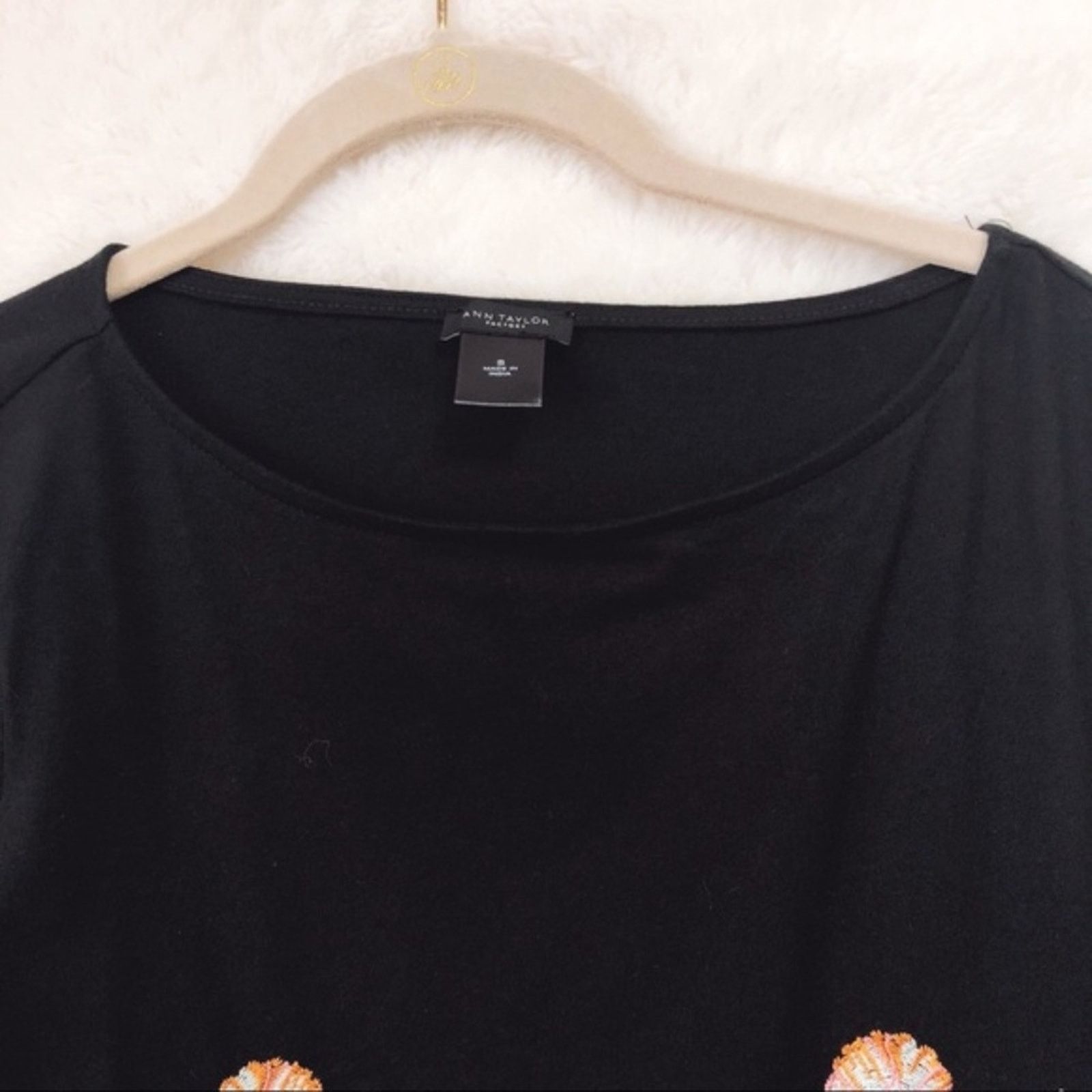 Ann Taylor Ann Taylor Black Embroidered Flower Pattern Top Size S / US 4 / IT 40 - 2 Thumbnail