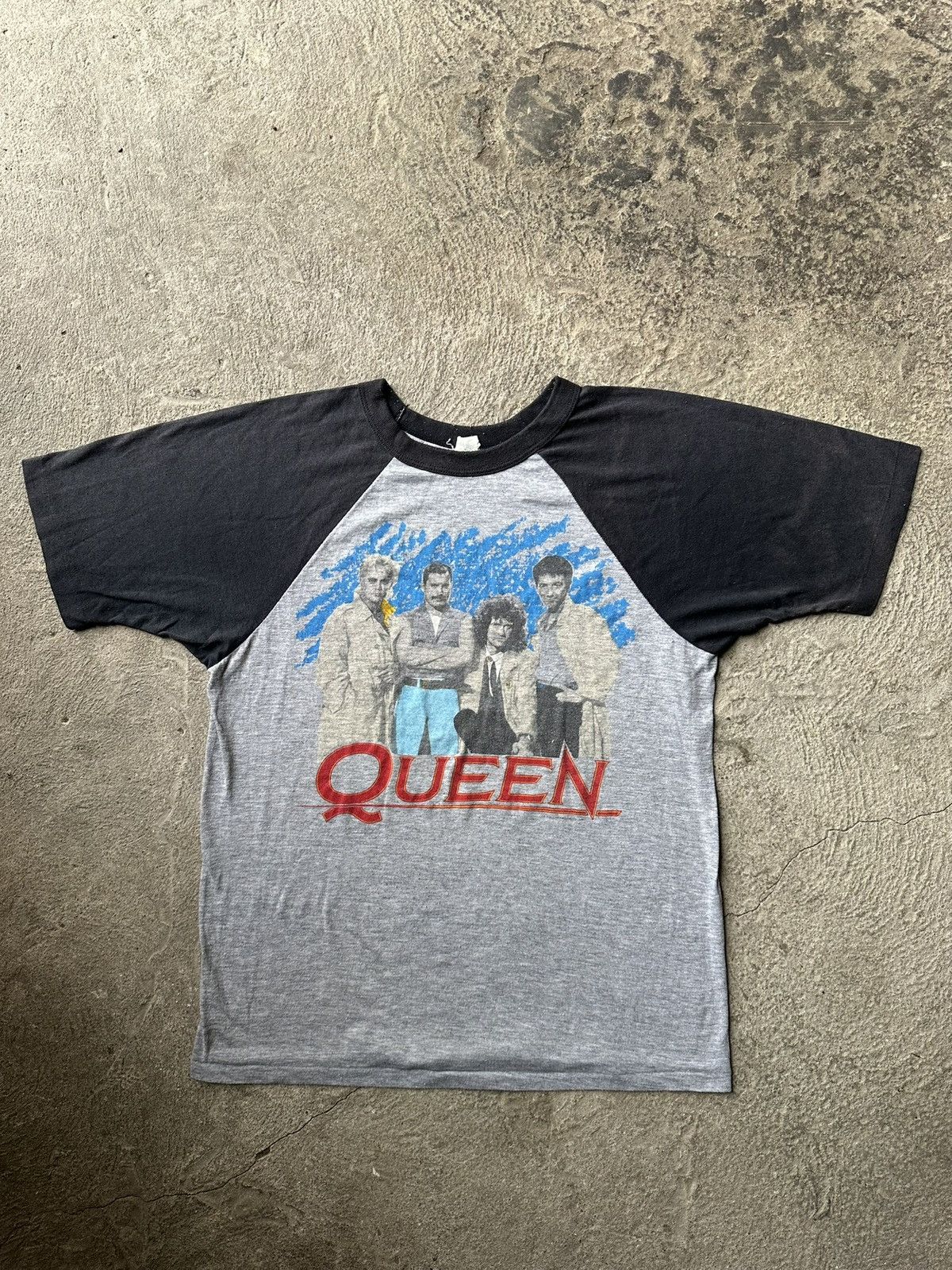 Vintage 1986 Queen Magic Tour Raglan Vintage Tee | Size M Size US M / EU 48-50 / 2 - 1 Thumbnail